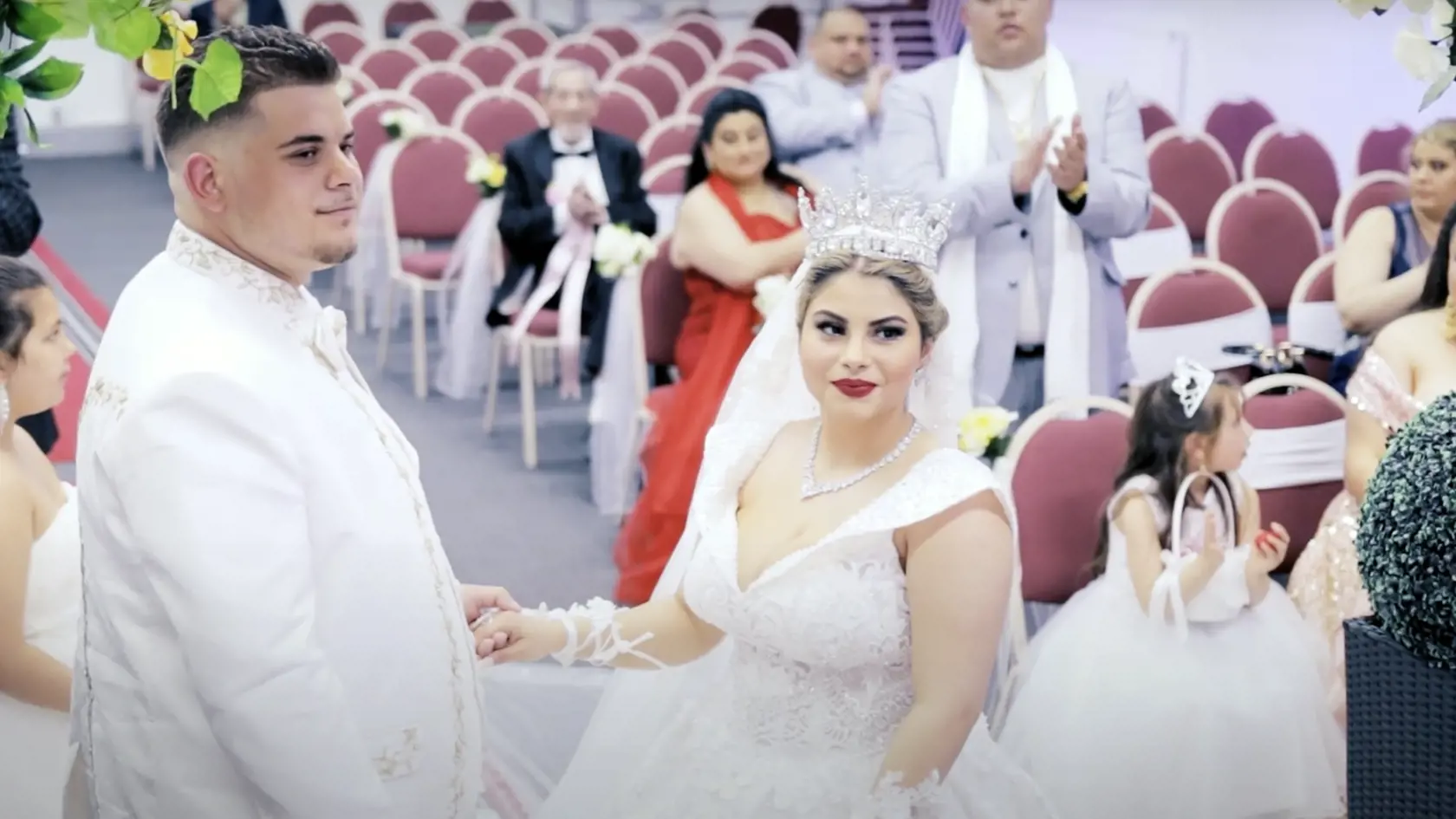 Nevesta Radka z Pavloviec od Michaloviec. Na hlave má korunu a závoj s 10-metrovou vlečkou. Prvú honosnú rómsku svadbu vystrojili v Anglicku Žaneta a Štefan Slepčíkovci z Košíc svojmu synovi Štefanovi predvlani. Pred mesiacom zas pompéznu hostinu vystrojili dcére Diane a ešte jedna ich čaká.