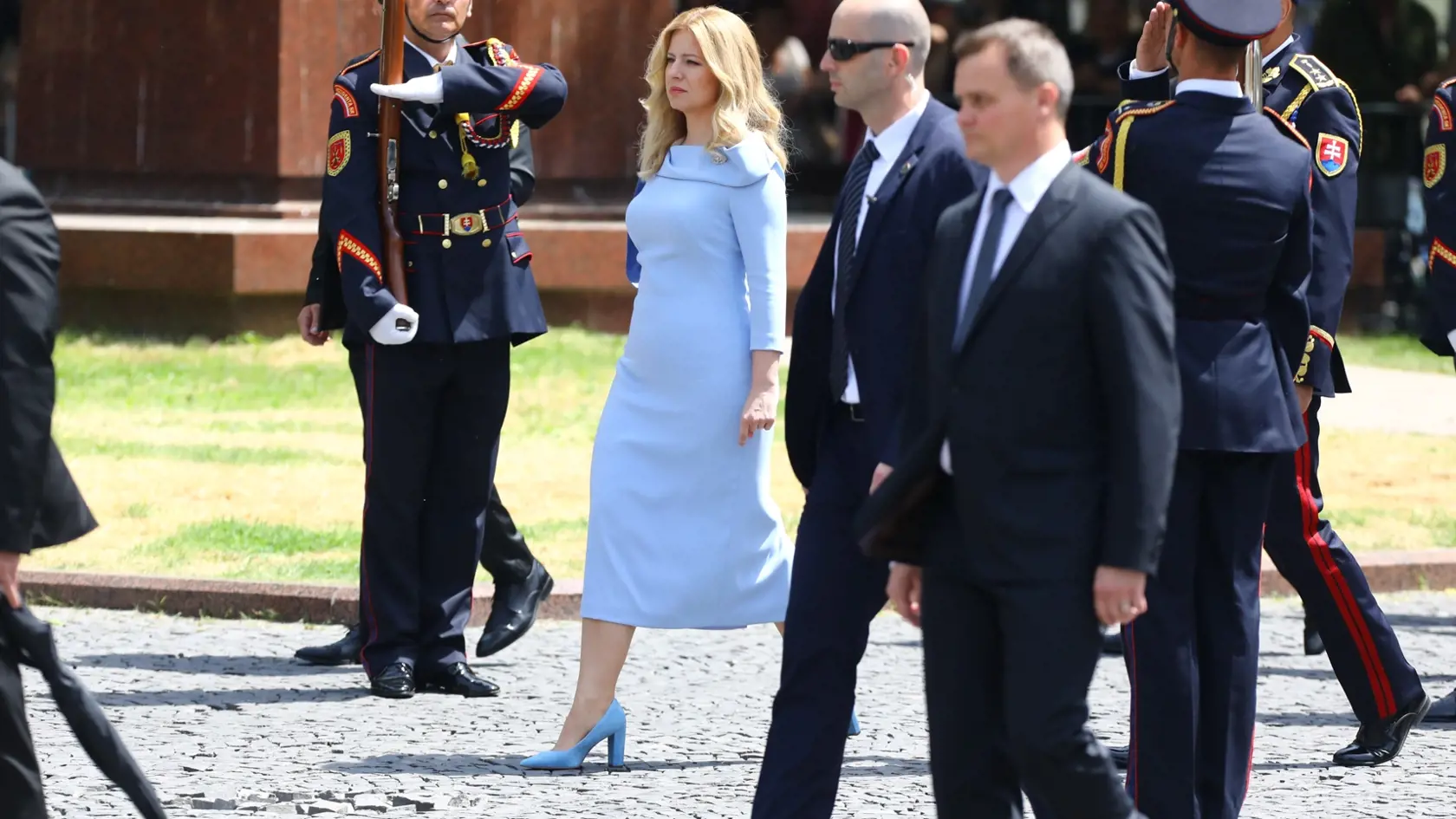 Zuzana Čaputová sa presúva z Reduty do katedrály sv. Martina, kde odoznie bohoslužba Te Deum.