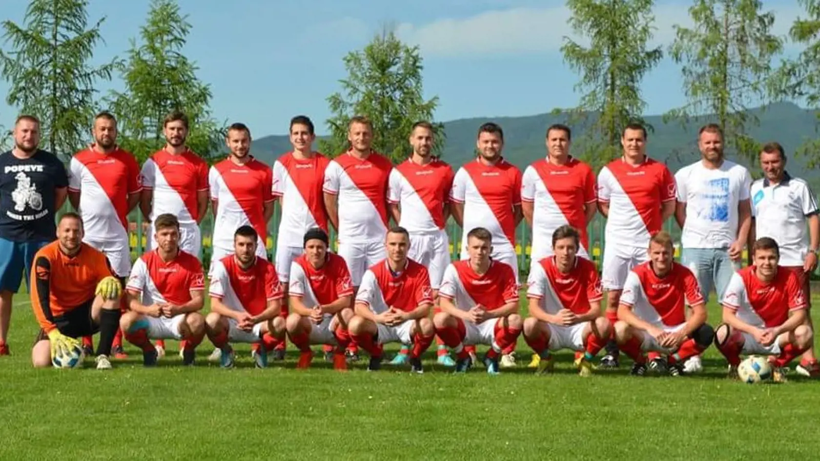 Maroš (v hornom rade piaty zľava) bol futbalista telom i dušou a pri športe chcel pracovať aj ako masér.