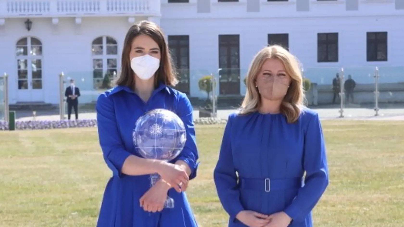 Petra Vlhová a prezidentka Zuzana Čaputová sa spoločne prešli aj po záhrade.