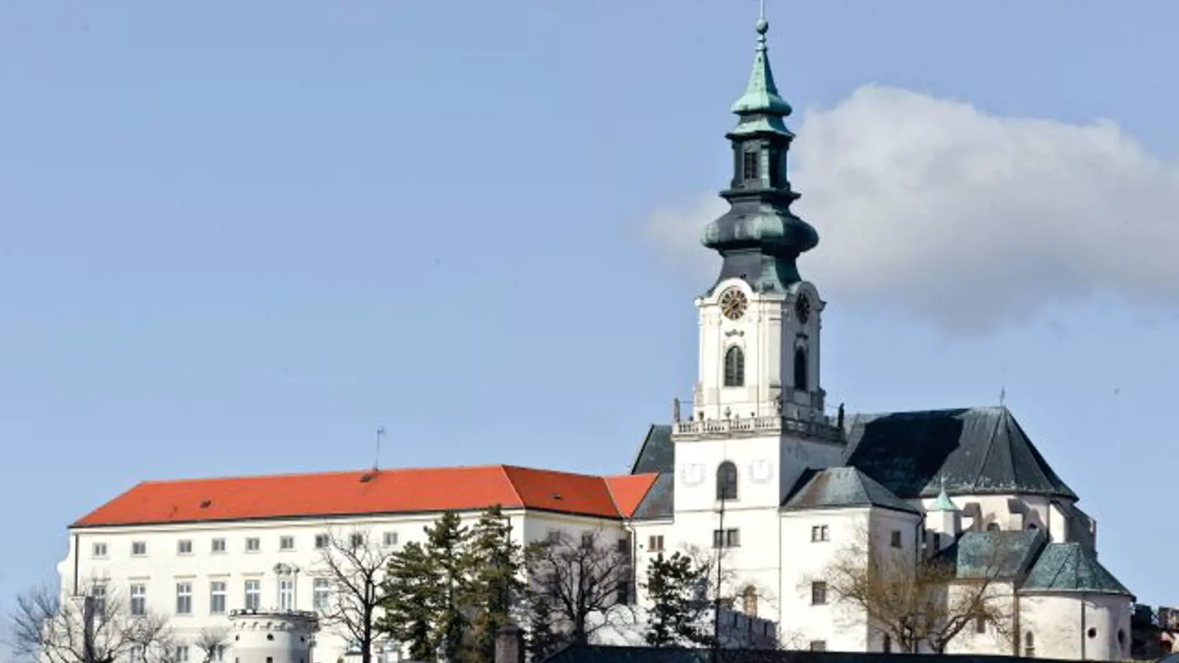 Areál Nitrianskeho hradu, kde je katedrála, do diecézne múzeum a vstup do kazematov.  Nitriansky hrad, najvýraznejšia a najcennejšia pamiatka Nitry, je sídlom nitrianskeho biskupstva. Viažu sa k nemu významné historické, politické a spoločenské udalosti a ako jeden z mála slovenských hradov si napriek častým pohromám zachoval sídelný funkčný ráz až do našich čias.