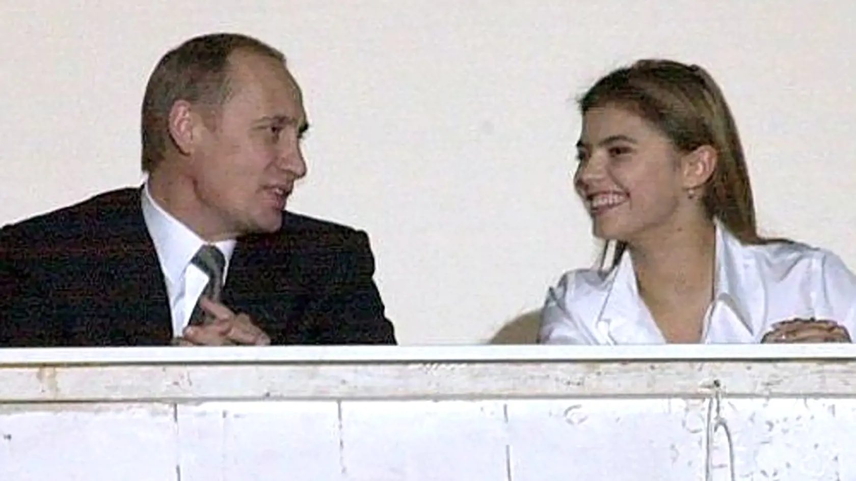Alina Kabaeva, ktorá bola kedysi nazývaná „najflexibilnejšia žena Ruska“, má údajne až štyri deti. Predpokladá sa, že Putin má s gymnastkou dvoch synov a dve sedemročné dvojičky, ktoré sa narodili neďaleko Lugana vo Švajčiarsku vo februári 2015. Podľa britského denníka Daily Mail, sa Alina spolu so svojimi deťmi údajne ukrýva v súkromnej chate vo Švajčiarsku. Všetky deti majú údajne švajčiarske pasy.