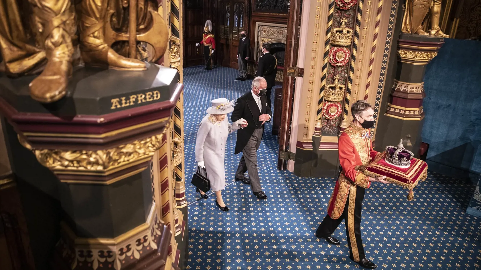 Zatiaľ čo kráľovnú na otváraní nového zasadacieho obdobia parlamentu po desaťročia sprevádzal princ Philip, teraz jej spoločnosť robili syn princ Charles s manželkou Camillou.