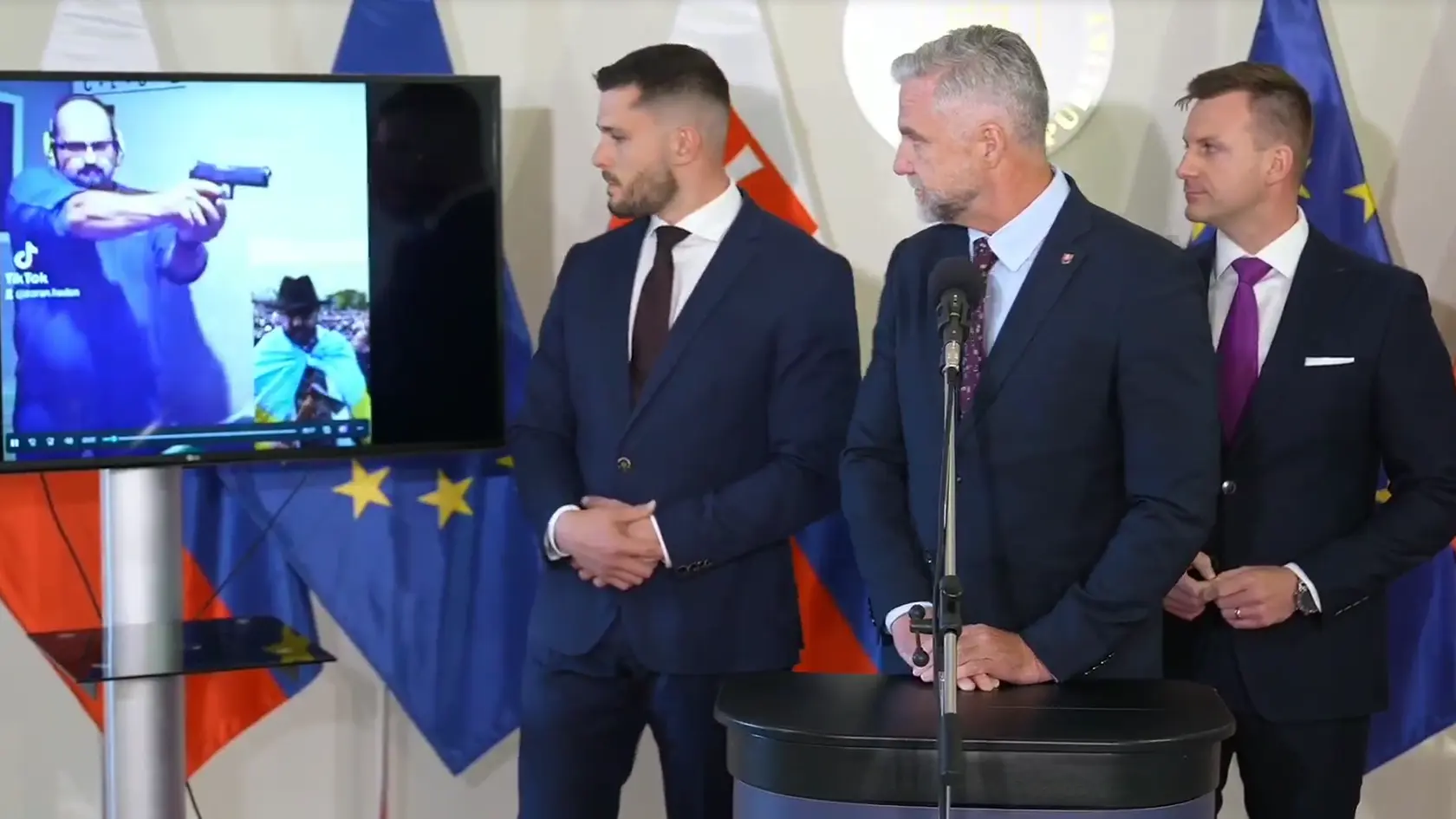 Tlačová konferencia poslanca Smeru Tibora Gašpara, šéfa úradu vlády Juraja Gedru a poslanca smeru Richarda Glücka po rokovaní bezpečnostnej rady.
