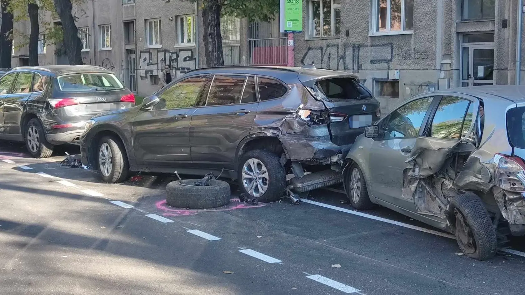 Na snímke poškodené autá, ktoré zrámoval na Košickej ulici v Bratislave opitý vodič 12. novembra 2023.
