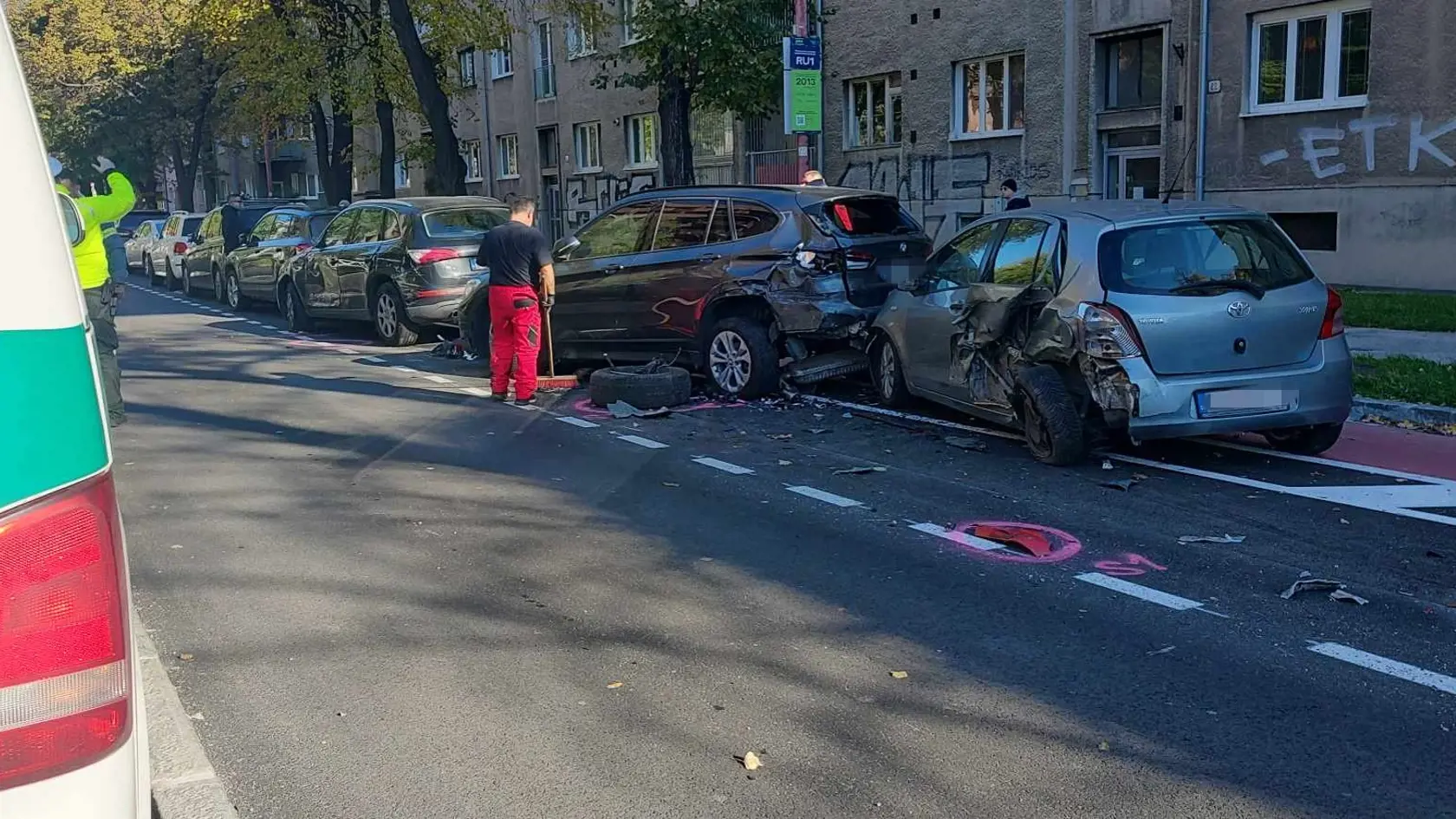 Na snímke poškodené autá, ktoré zrámoval na Košickej ulici v Bratislave opitý vodič 12. novembra 2023.