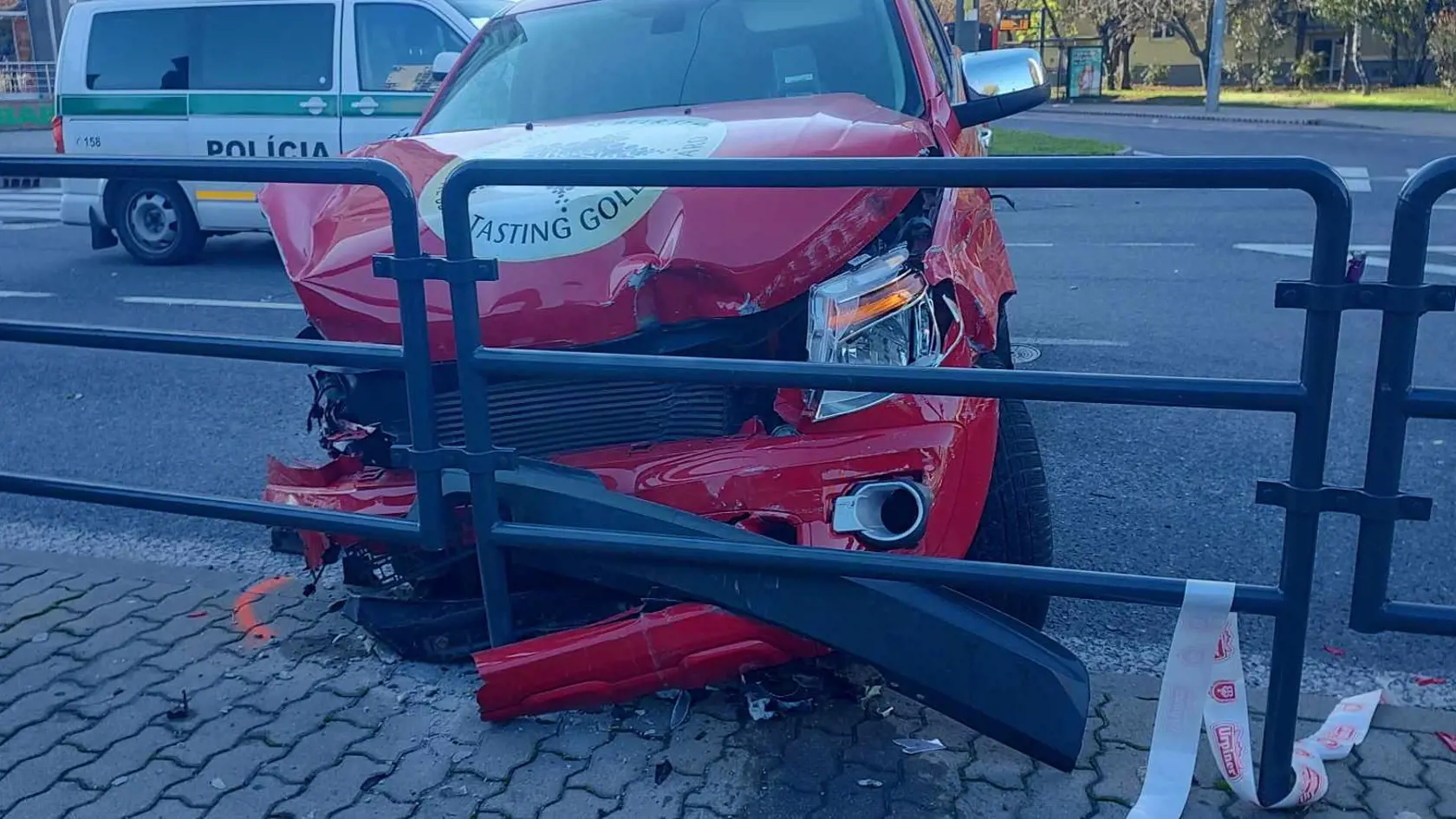 Na snímke následky jazdy opitého vodiča  na Košickej ulici v Bratislave 12. novembra 2023.