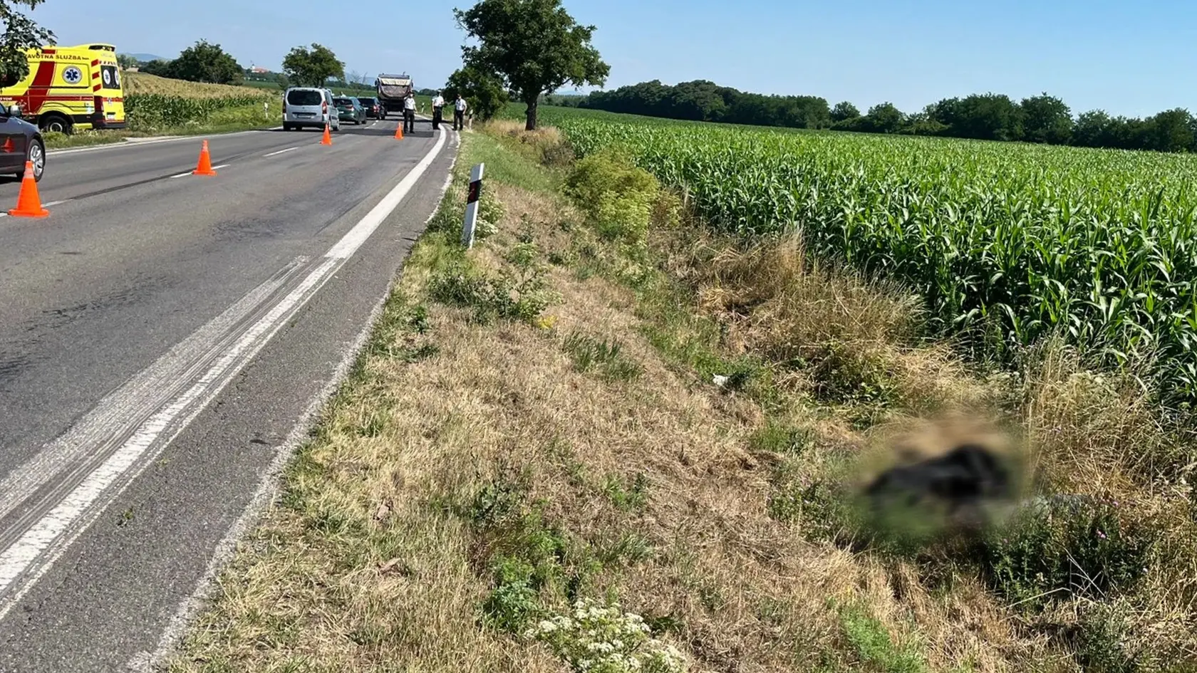 Telo muža bolo podľa polície nájdené pri ceste.