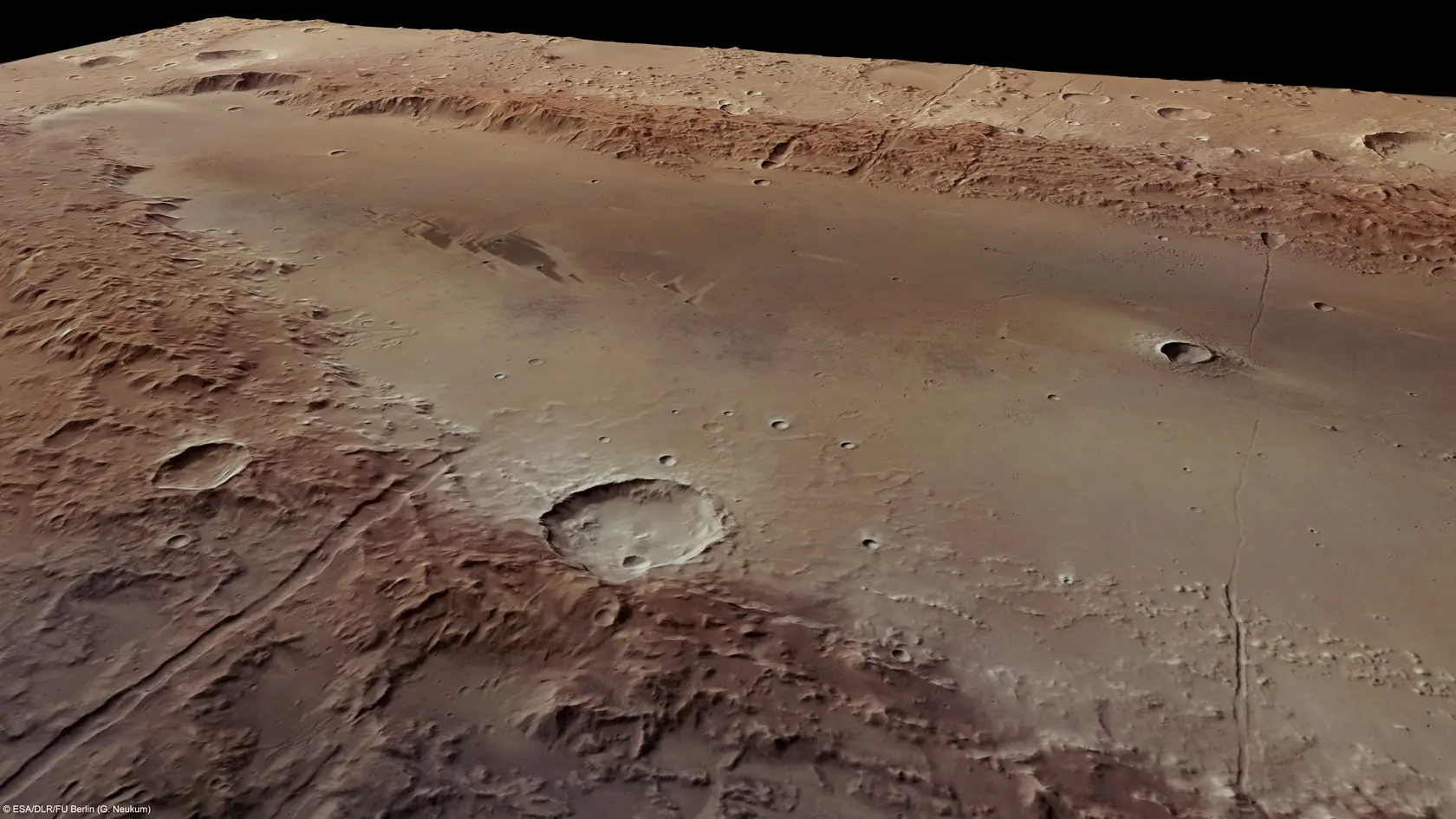   Orcus Patera je nepravidelná eliptická priehlbenina. Nachádza sa neďaleko rovníka na východnej pologuli červenej planéty, zhruba v polovici medzi sopkou Olympus Mons, najvyššou horou slnečnej sústavy, a takisto známou sopkou Elysium Mons. Orientovaná je zo severo-severovýchodu na juho-juhozápad a meria približne 380 krát 140 kilometrov. Jej okraj vyčnieva 1800 metrov nad úroveň okolitej krajiny, dno naopak leží 400 až 600 metrov pod ňou.