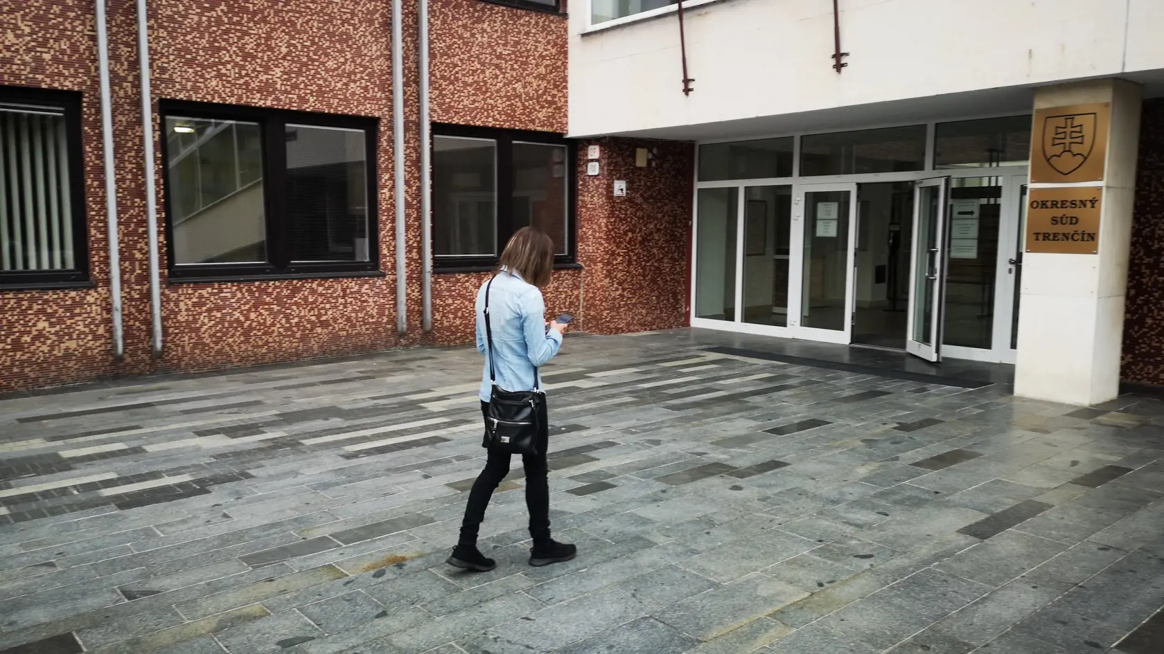 Lucia je drobná, nízka, chudá žena. Napriek tomu, podľa obžaloby, zavraždila manžela jediným bodnutím.