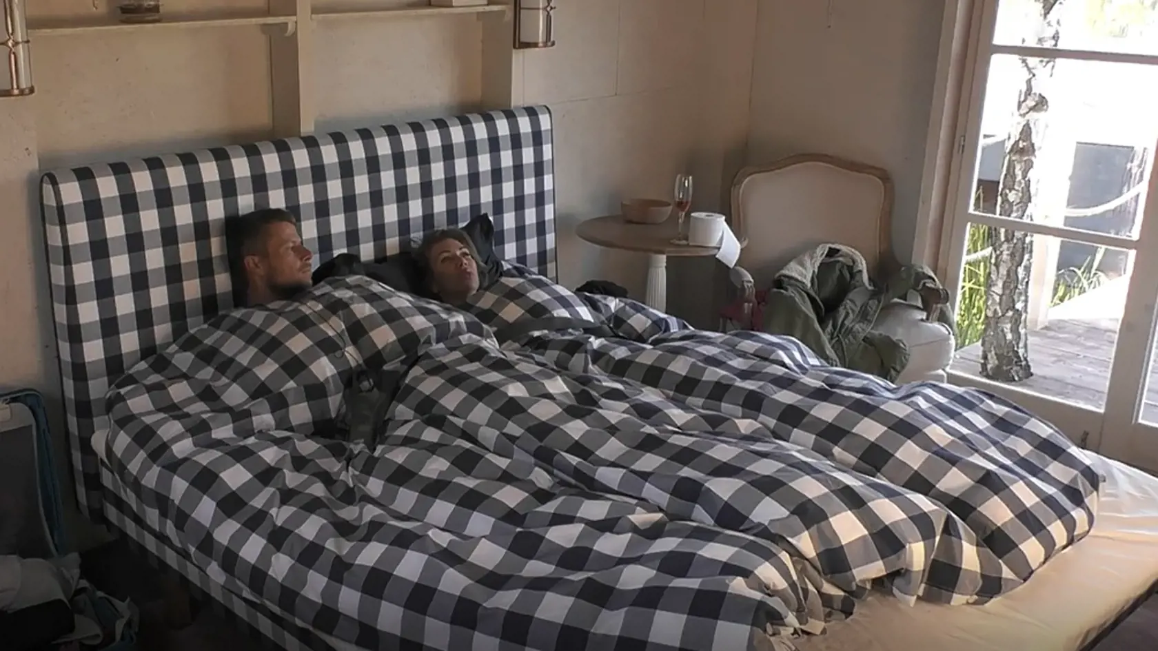 SMILNÍCI Rado a Kika, vpravo, na Farme začali milostný románik, no obaja sú zadaní.