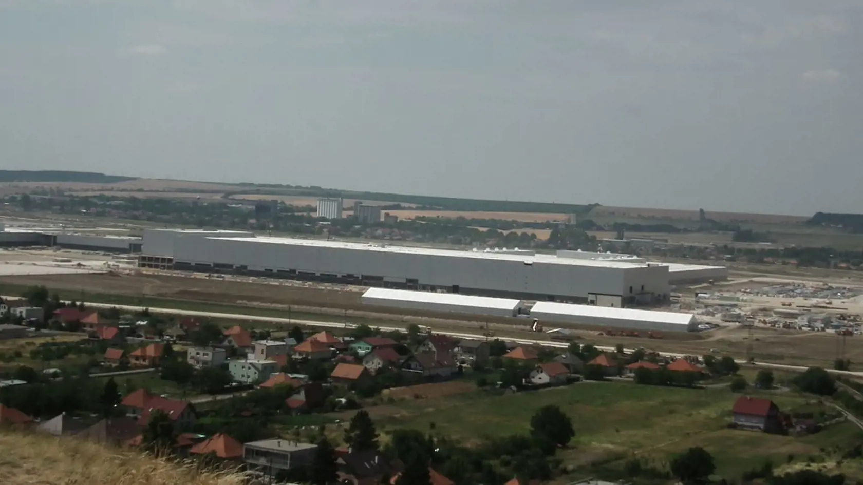 Pod Zoborom sa už horúčkovito stavia, aby prvé vozidlo mohlo z podniku vyjsť v septembri budúceho roka.