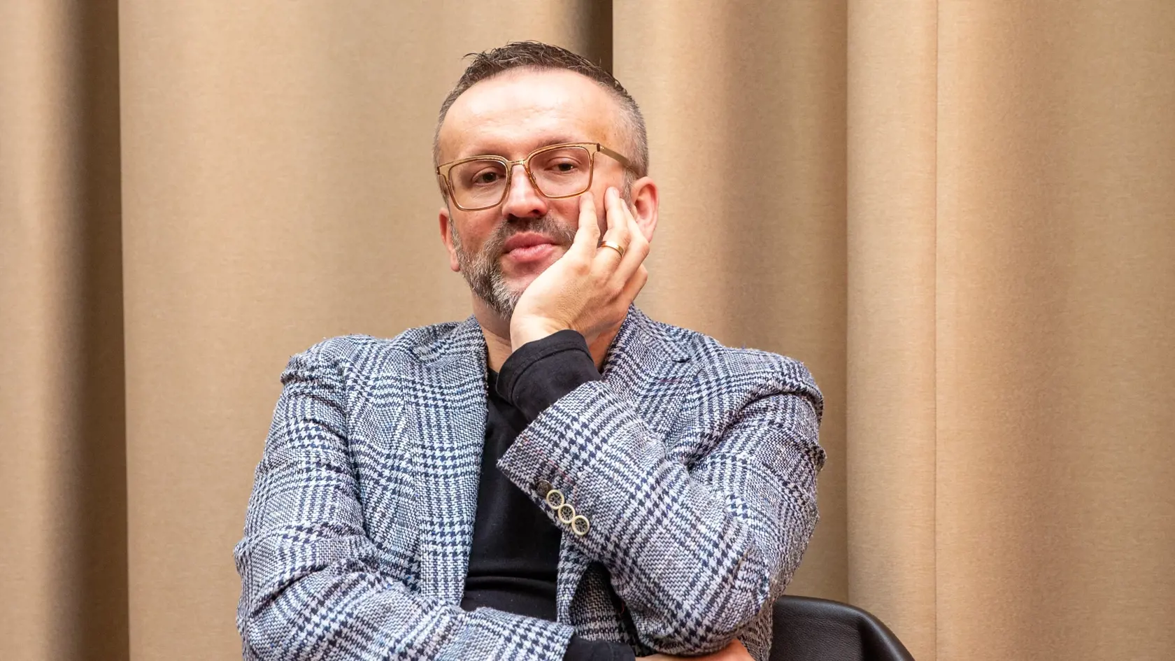Na snímke je bývalý šéf SIS Vladimír Pčolinský počas rozhovoru v Bratislave. 