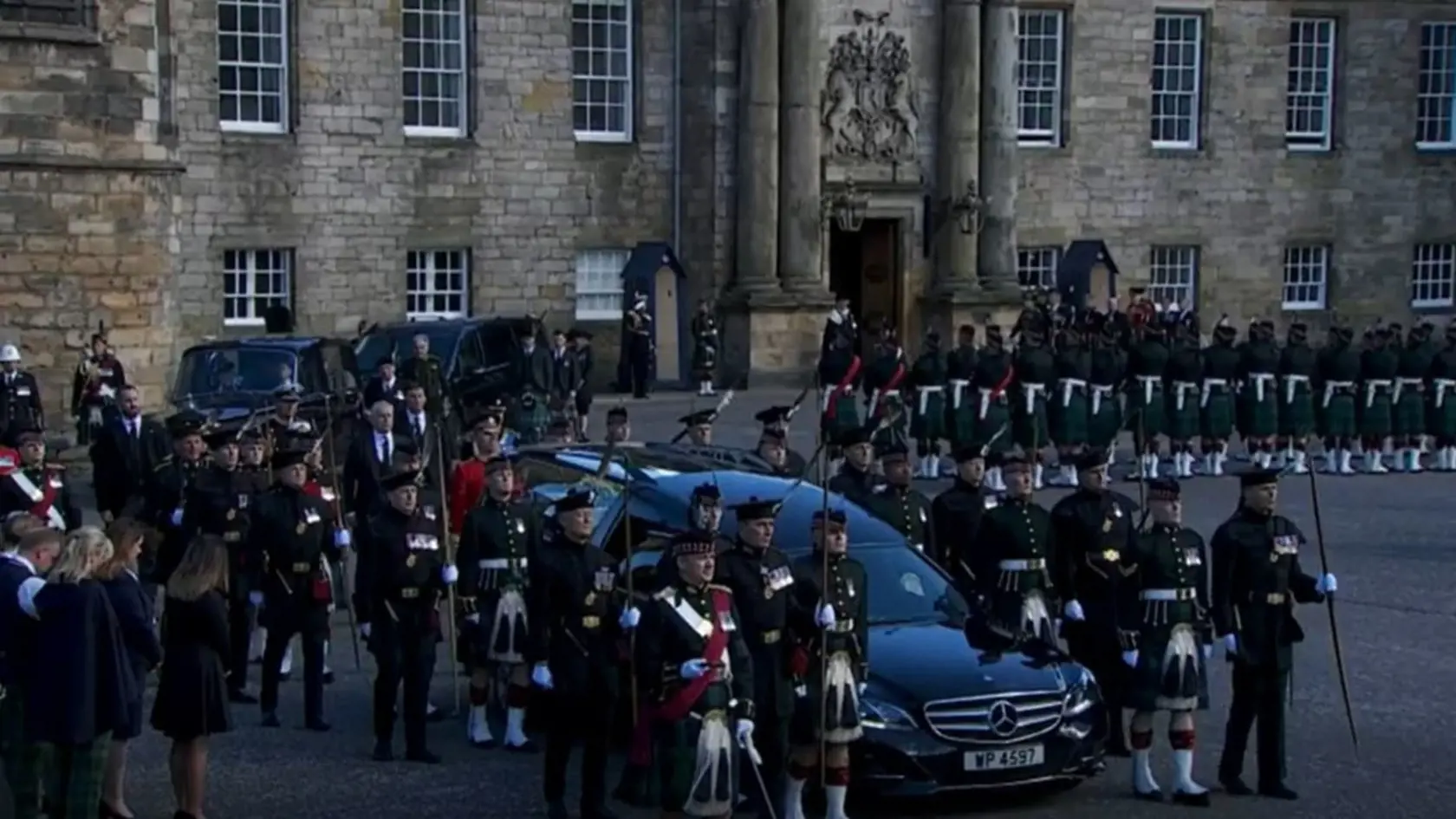Sprievod sa začal, kráľ Charles III. nasleduje matkinu rakvu po Royal Mile v Edinburghu smerom ku Katedrále sv. Gilesa.