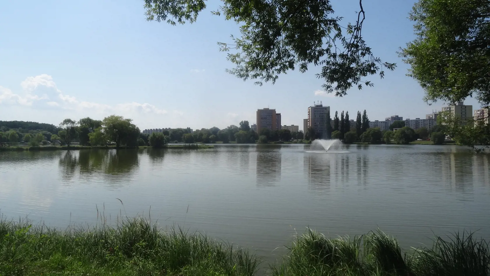 Miestna samospráva investuje každoročne nemalé peniaze do čistenia jazera, aj preto je v ich záujme, aby sa tam nekúpali ľudia v oblečení, ale v plavkách, neprali vo vodách jazera špinavé oblečenie a tiež nepoužívali mydlá a šampóny.