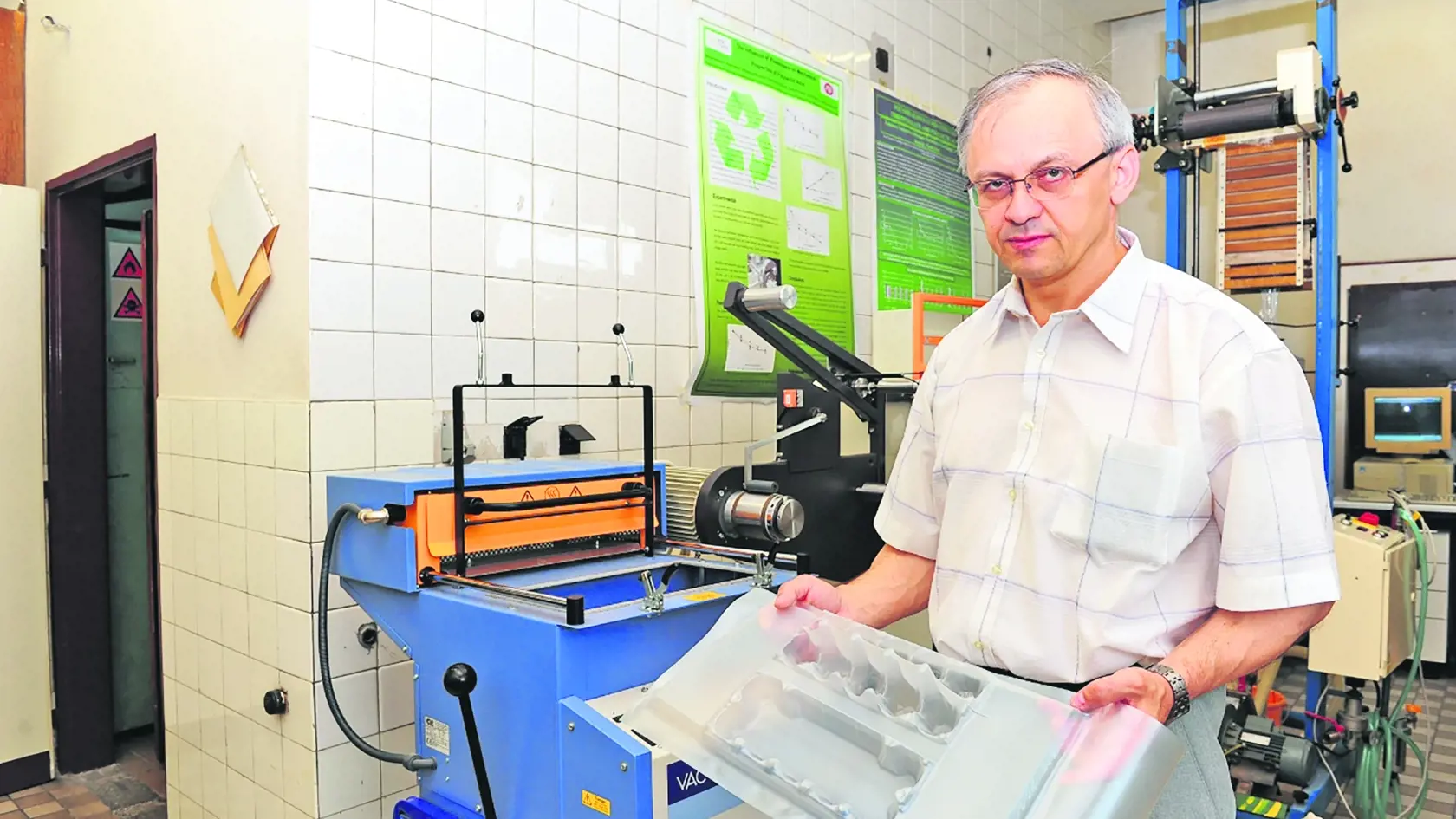 Profesor Pavel Alexy ukazuje unikátny bioplast. Vyrobili ho z oleja. ktorý je nebezpečným odpadom.