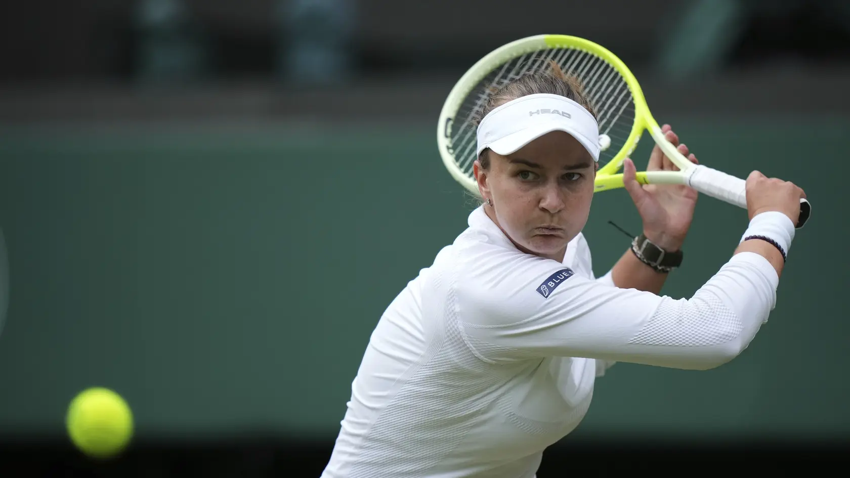 Na snímke česká tenistka Barbora Krejčíková odvracia loptičku Američanke Emme Navarrovej počas zápasu 3. kola ženskej dvojhry na grandslamovom turnaji.