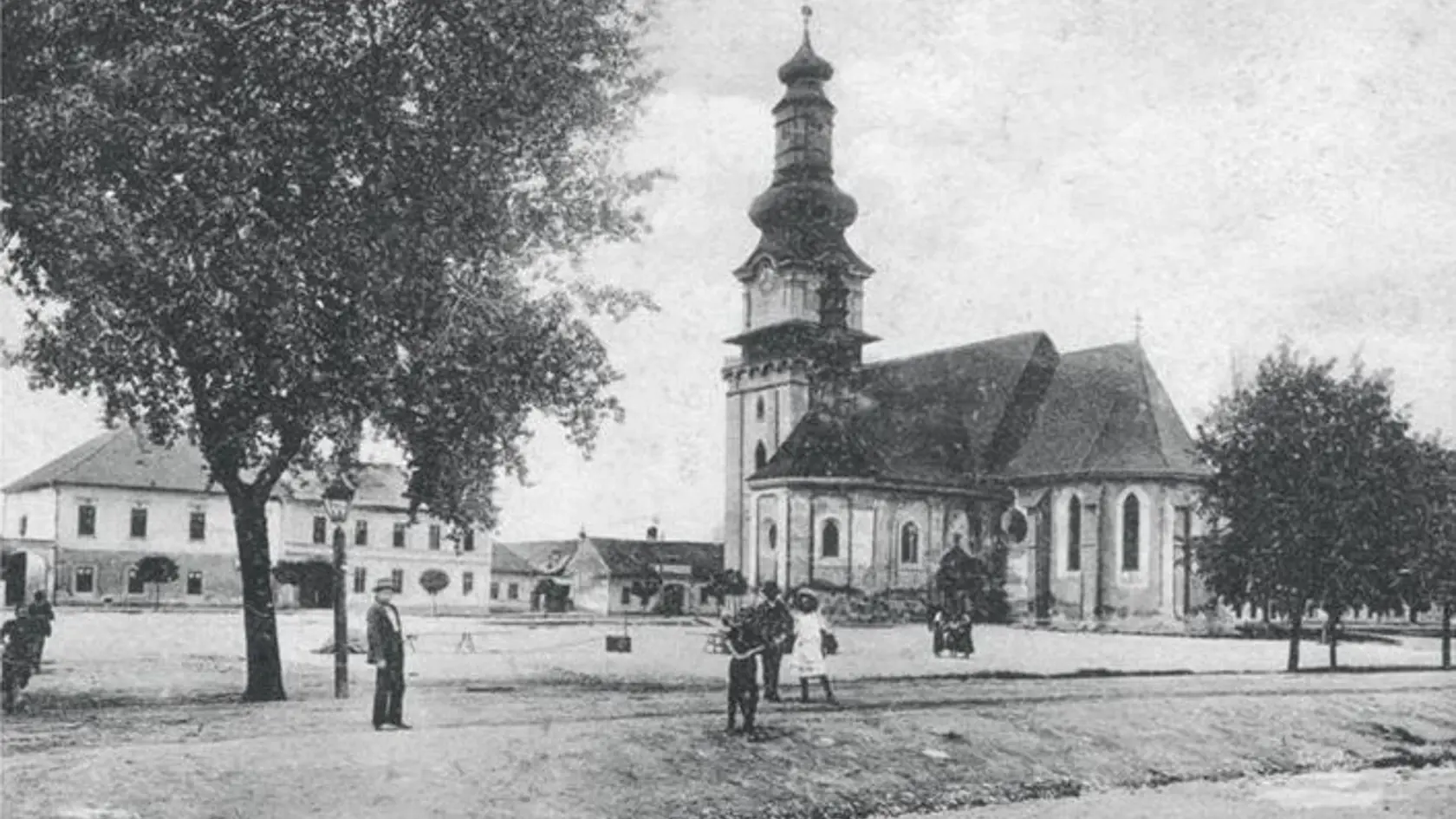 Pred Kostolom sv. Alžbety, 20. roky minulého storočia.