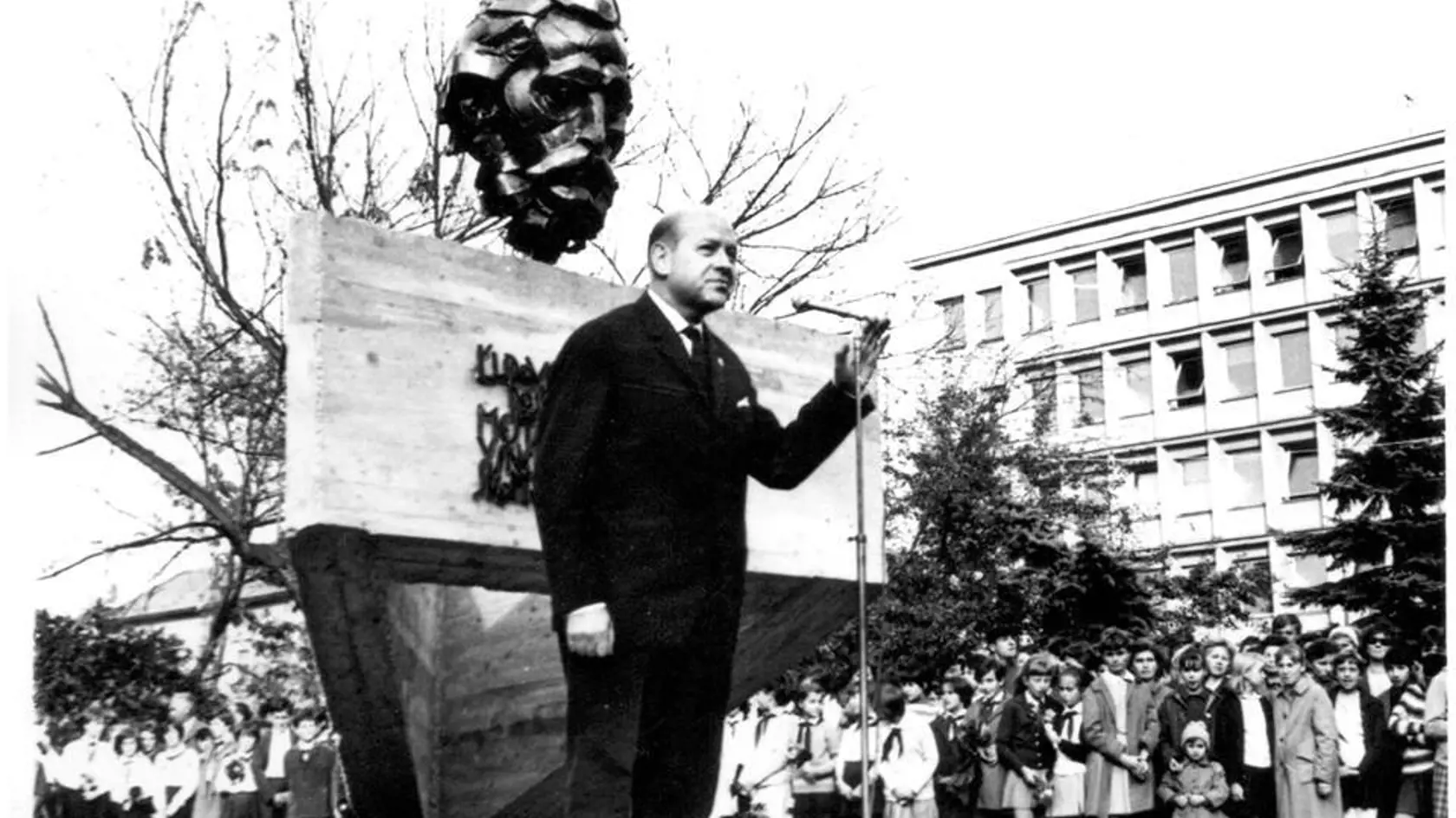 Park Ľudovíta Štúra s legendárnym recitátorom Viliamom Záborským. Fotografia vznikla niekedy v polovici minulého storočia.