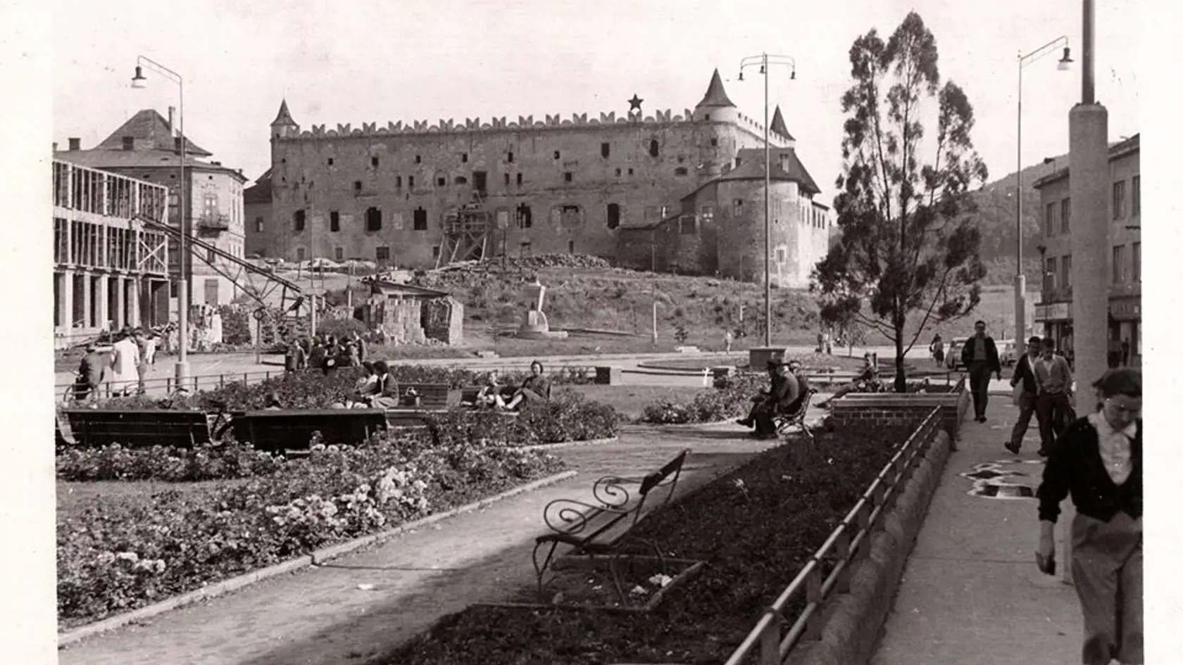 Zámok a rozostavaný hotel Poľana v roku 1950.