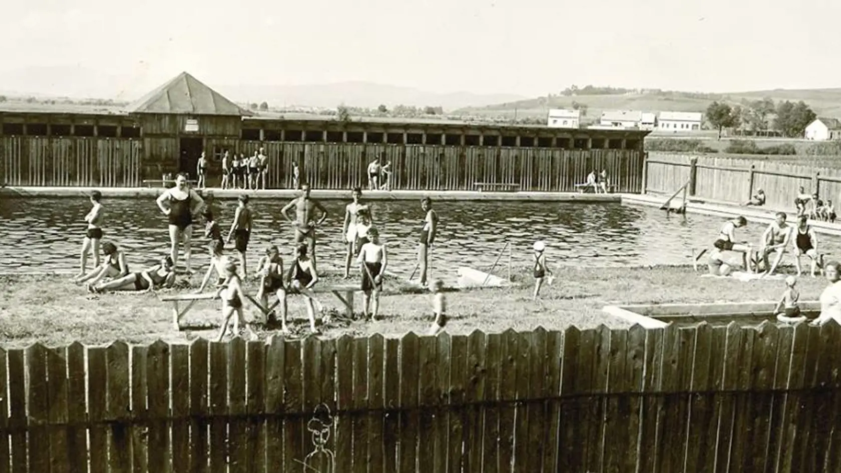 Zvolenská plaváreň pri Hrone v roku 1926.