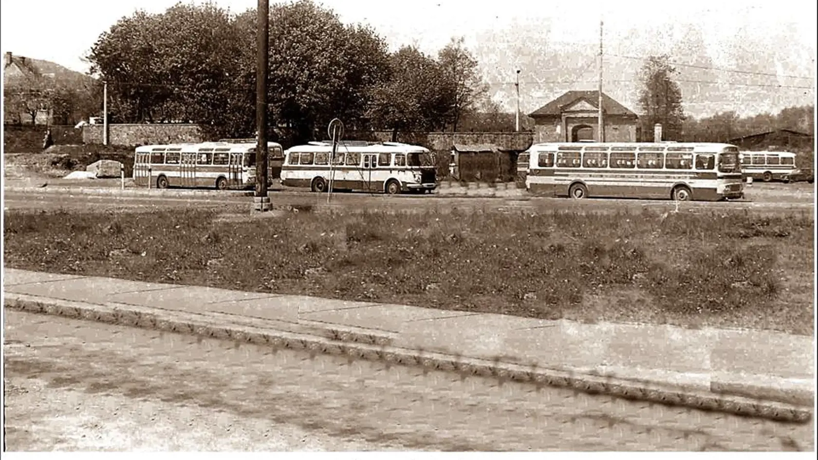 Autobusová stanica v 70. rokoch minulého storočia. Takzvané „uhorky“ si ešte pamätajú mnohí súčasníci.