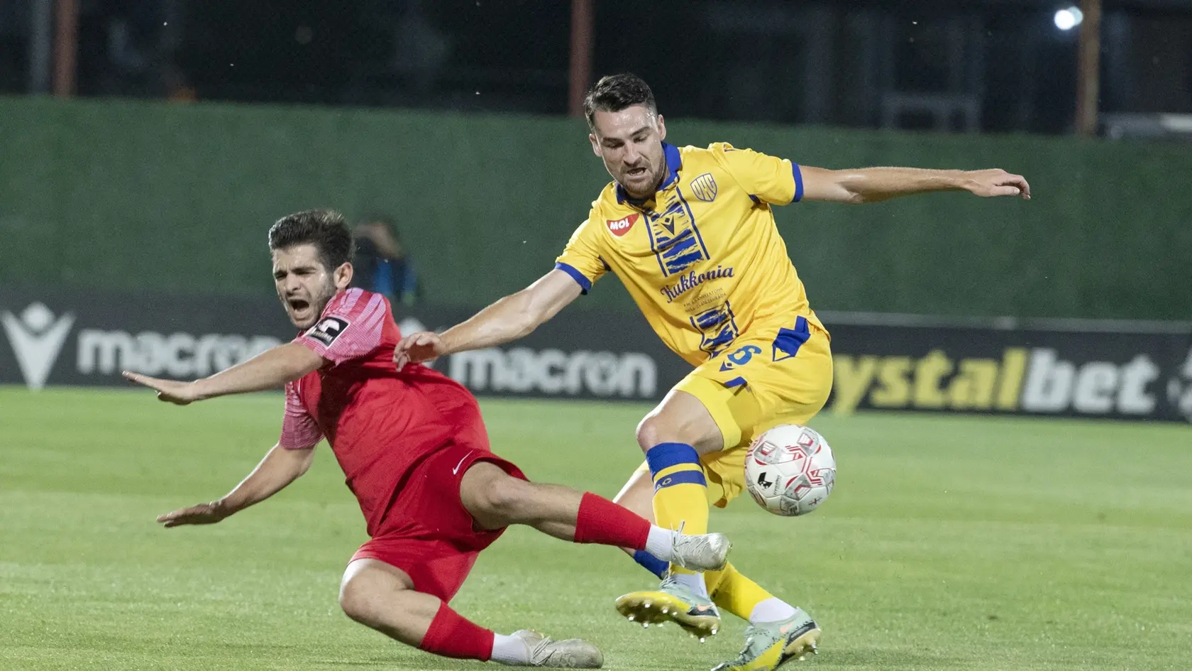 Na archívnej snímke vpravo Milan Dimun (DAC) a vľavo Otar Perulava (FC Dila Gori).