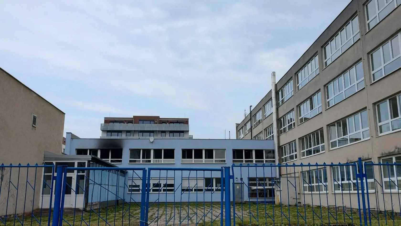 Na bratislavskej škole na Skalickej ulici došlo k sobotu (1.7.) k tragickému incidentu. V priestoroch vzdelávacieho zariadenia vypukol požiar. Privolaní hasiči po jeho uhasení našli na mieste telo muža bez známok života. Údajne má ísť o študenta školy.