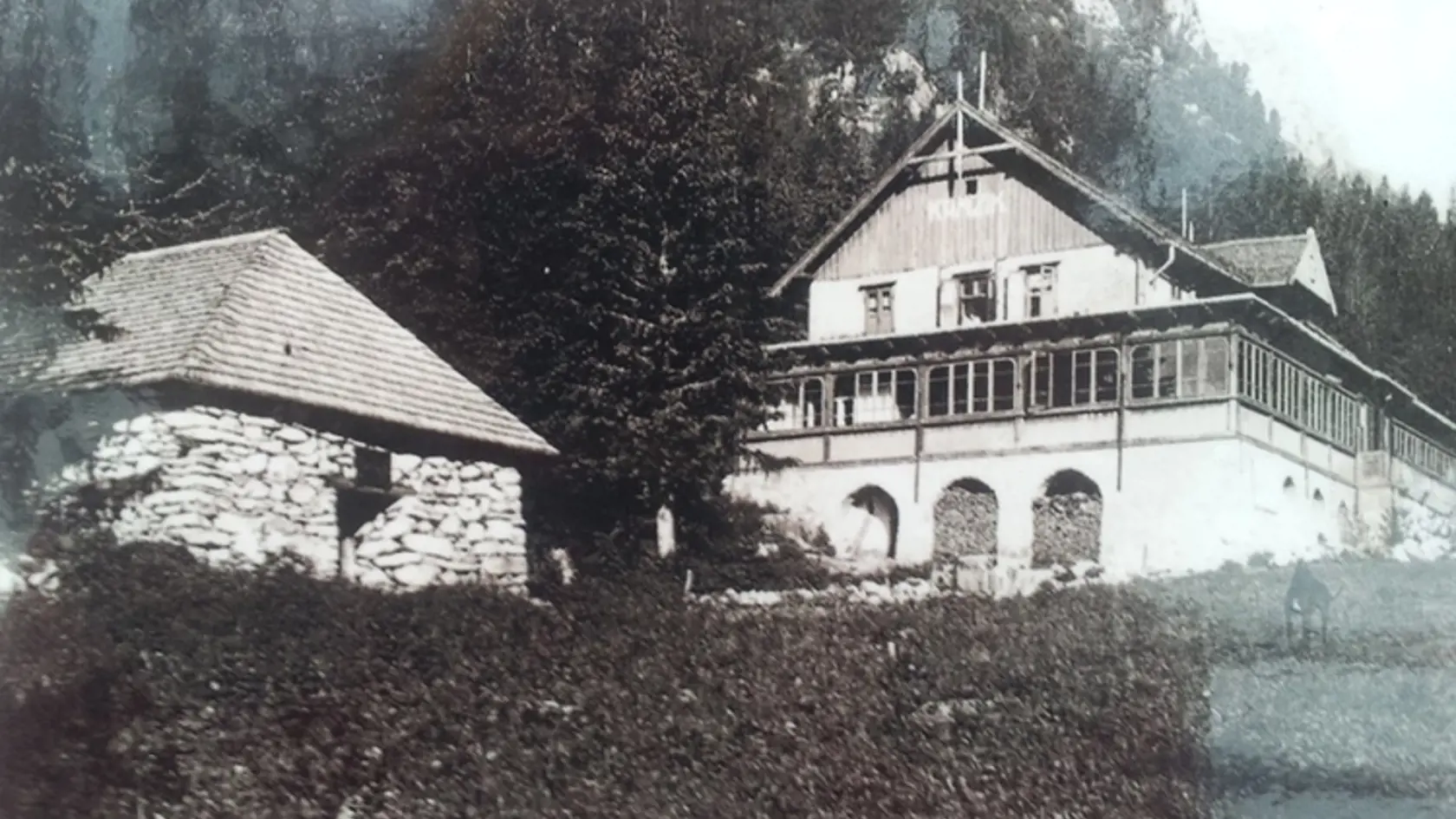 1843: Pôvodná malá stavba (vľavo) vedľa chaty Kamzík.