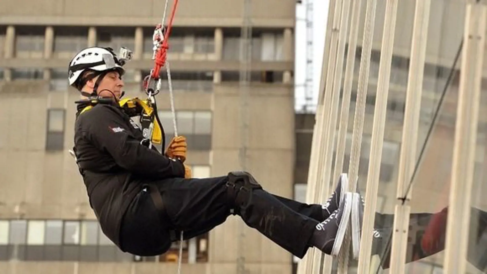 Princ Andrew sa pre charitu rozhodol zlaniť najvyššiu budovu v Londýne, mrakodrap The Shard.