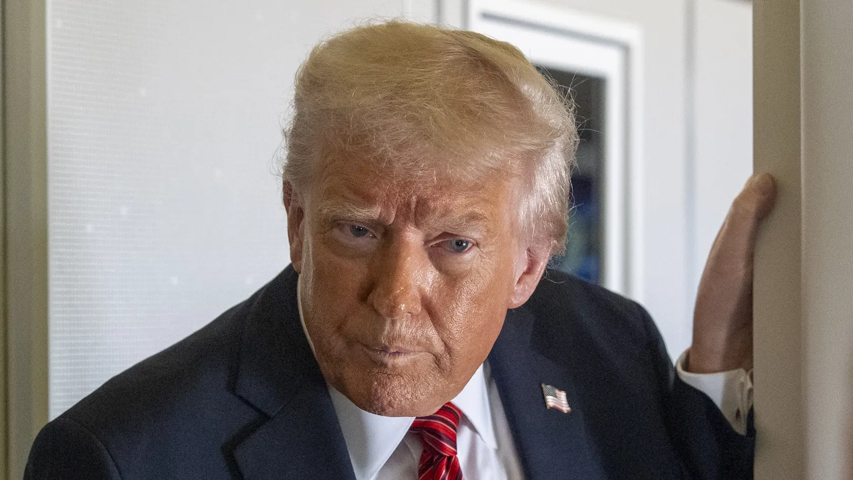 Americký prezident Donald Trump odpovedá na otázky novinárov na palube vládneho lietadla Air Force One počas letu z Rijádu do katarskej Dauhy v stredu 14. mája 2025.