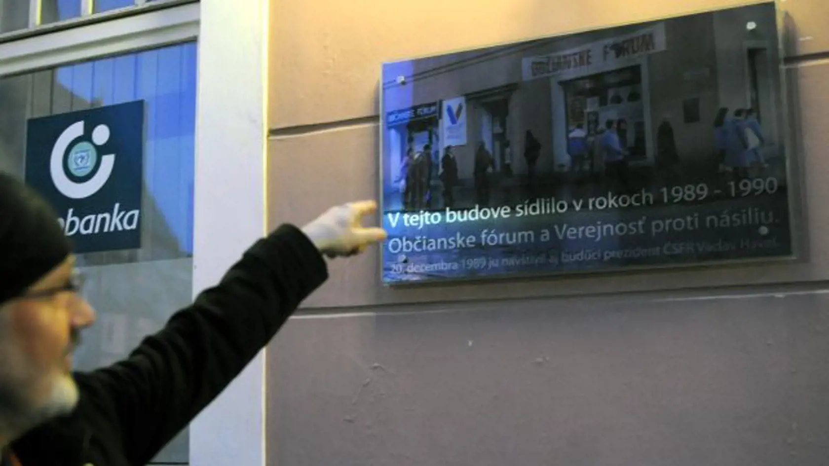 V Košiciach na rohu ulíc Alžbetinej a Hlavnej odhalili 17. novembra 2010 pamätnú tabuľu k výročiu 17. novembra 1989.  Pri odhaľovaní tabule protestovali komunisti, privolaná bola aj polícia.
