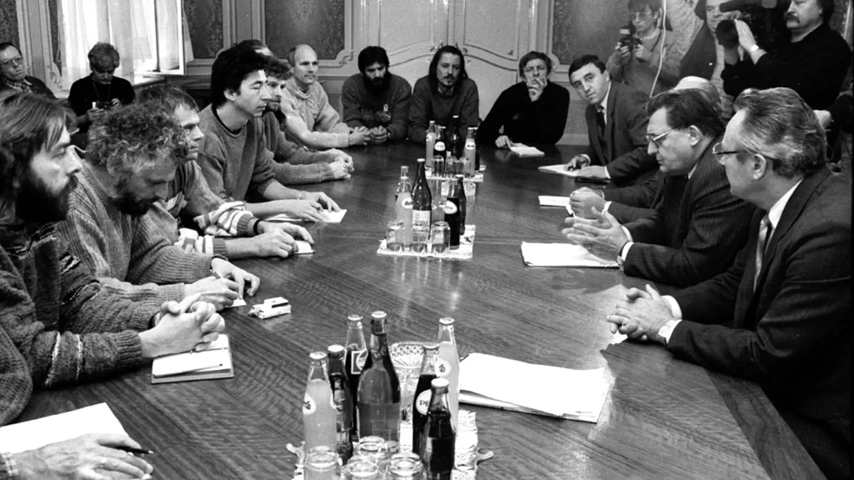 Snímky k 10. výročiu Nežnej revolúcie:
Predstavitelia vlády SSR stretli sa 30. novembra 1989 v Bratislave so zástupcami občianskej iniciatívy Verejnosť proti násiliu. Na sn. zľava: Ladislav Snopko, Fedor Gál, Milan Kňažko, Ján Budaj, Martin Šimečka, František Mikloško, Peter Tatár, Ján Langoš, Vojtech Kresťanko (3. sprava), predseda vlády SSR Pavel Hrivnák a Milan Čič.