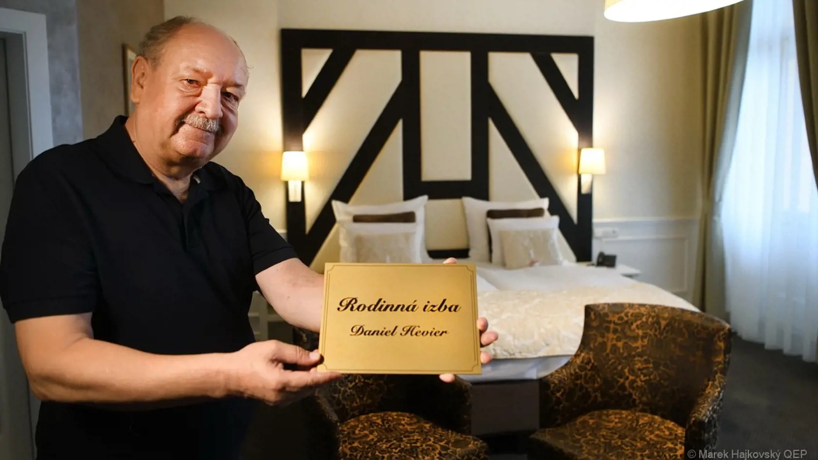Spisovateľ Daniel Hevier je známy svojou tvorbou pre deti, aj preto izba, ktorá nesie jeho meno je rodinná.