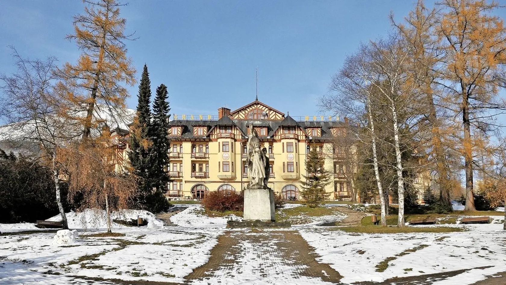 Symbolom Starého Smokovca je od roku 1904 prvý tatranský grandhotel, ktorý naprojektoval budapeštiansky architekt Quido Hoepfner.