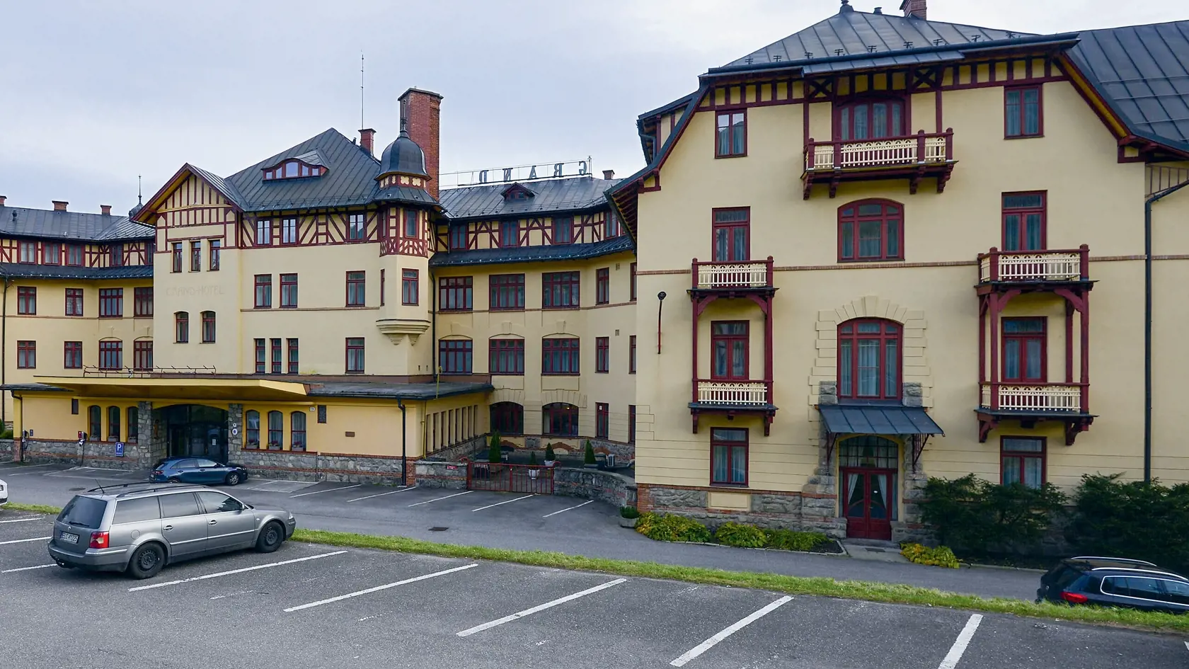 Aj známy tatranský grandhotel zažil neľahké časy spojené s koronakrízou. Vtedy jeho parkoviská zívali prázdnotou.