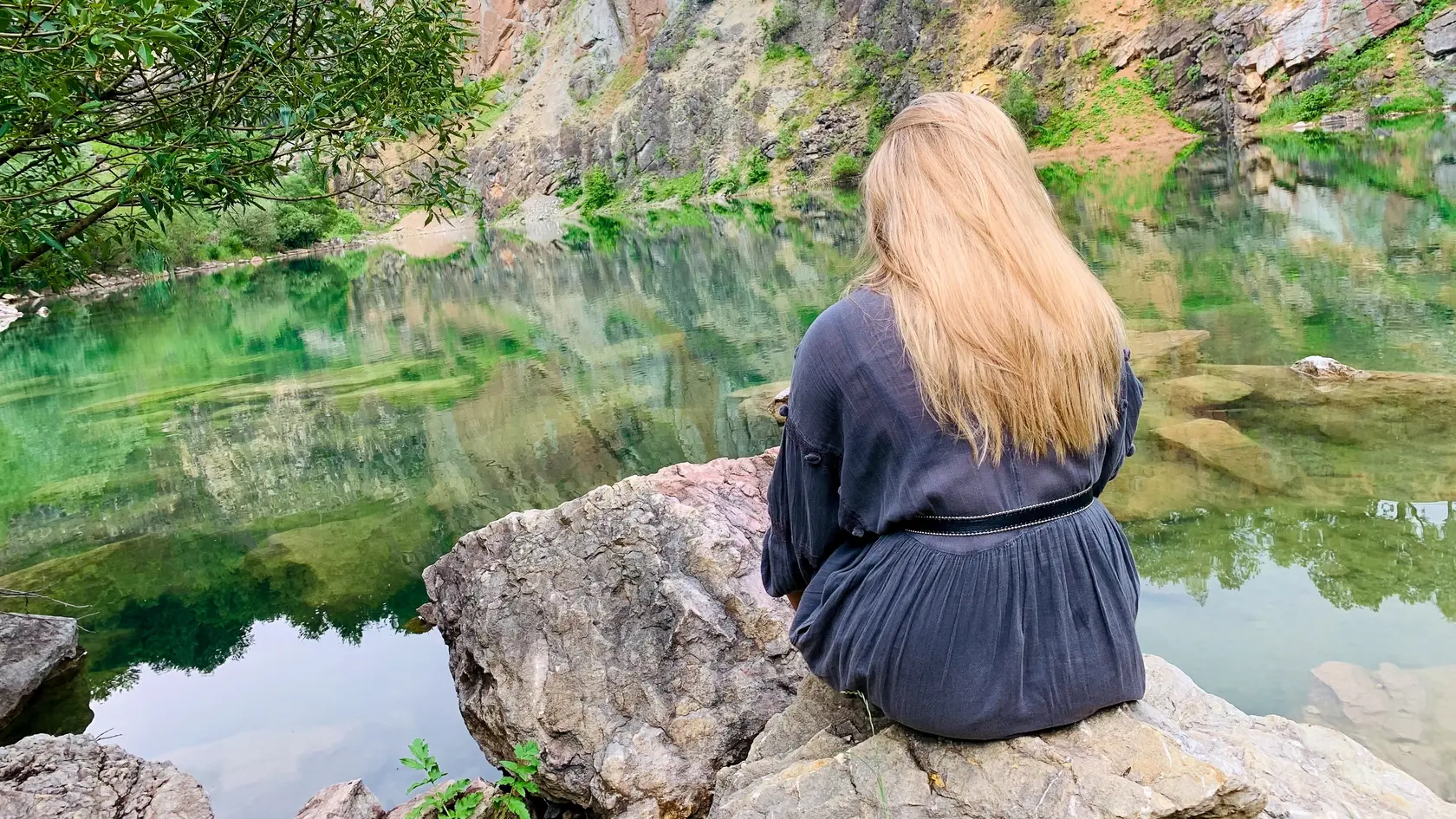 Jazero Beňatina na východe Slovenska má priezračne čistú vodu a pripomína Plitvické jazerá. 