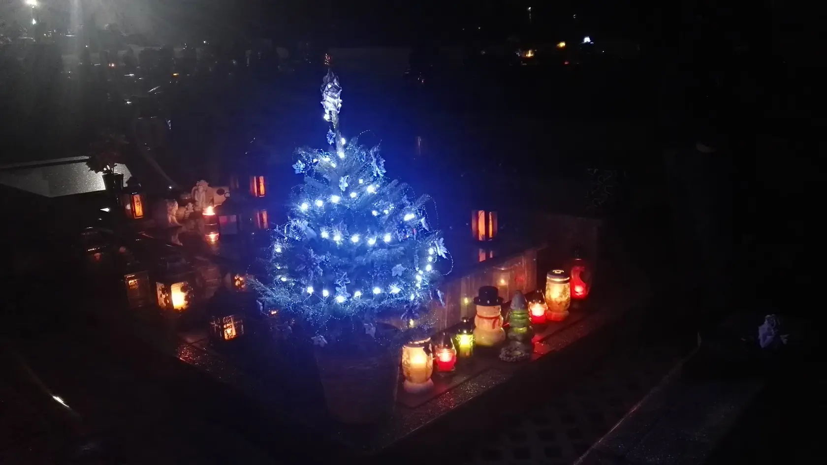 Hrob tragicky zosnulého posunovača Mária Nagya (†31) z Košíc je stále zaplavený kvetmi a kahancami s horiacimi sviečkami. Na jednom z nich je podobizeň nebohého.