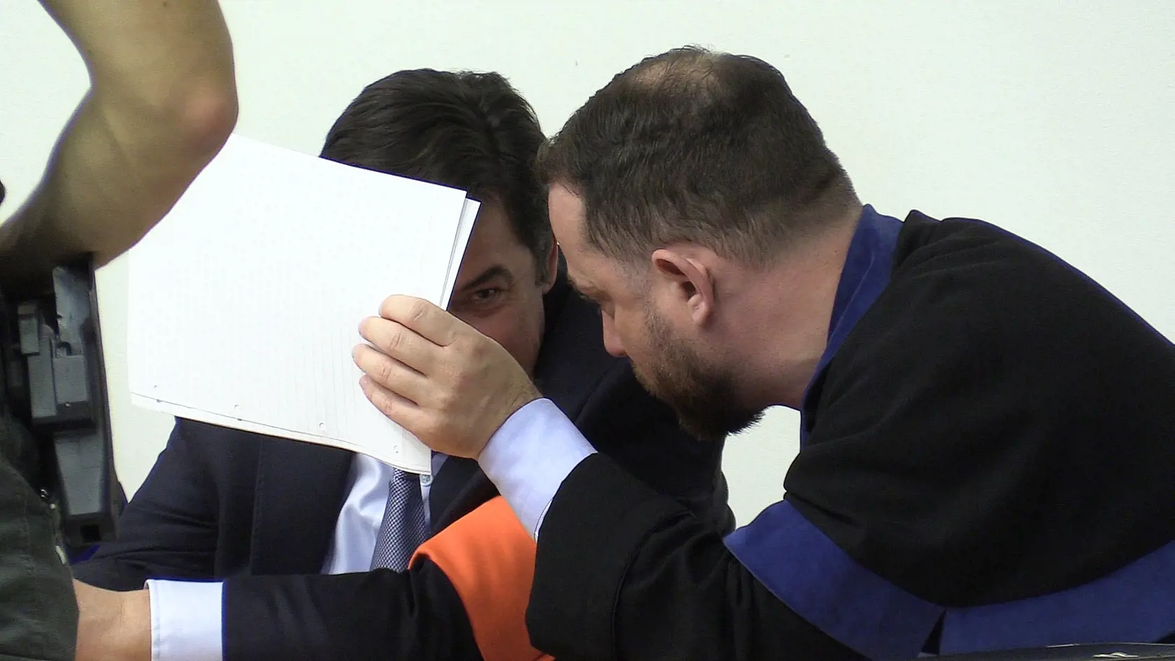 Ako inak, diskusia medzi obžalovaným Marianom Kočnerom a obhajcom Pavla Ruska Marekom Parom musí prebiehať skryté za papierom.