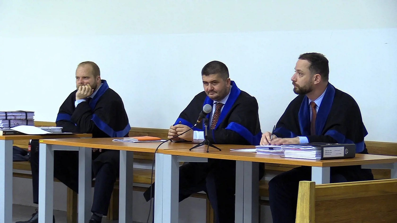 Na fotke sú MMM, teda obhajcovia obžalovaných Martin Pohovej, Michal Mandzák a Marek Para.