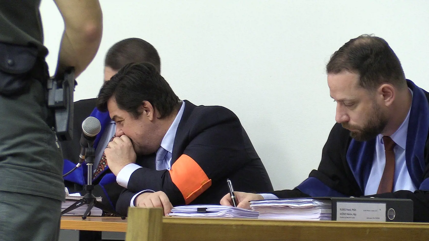 Marian Kočner niečo vysvetľuje svojmu obhajcovi Michalovi Mandzákovi.