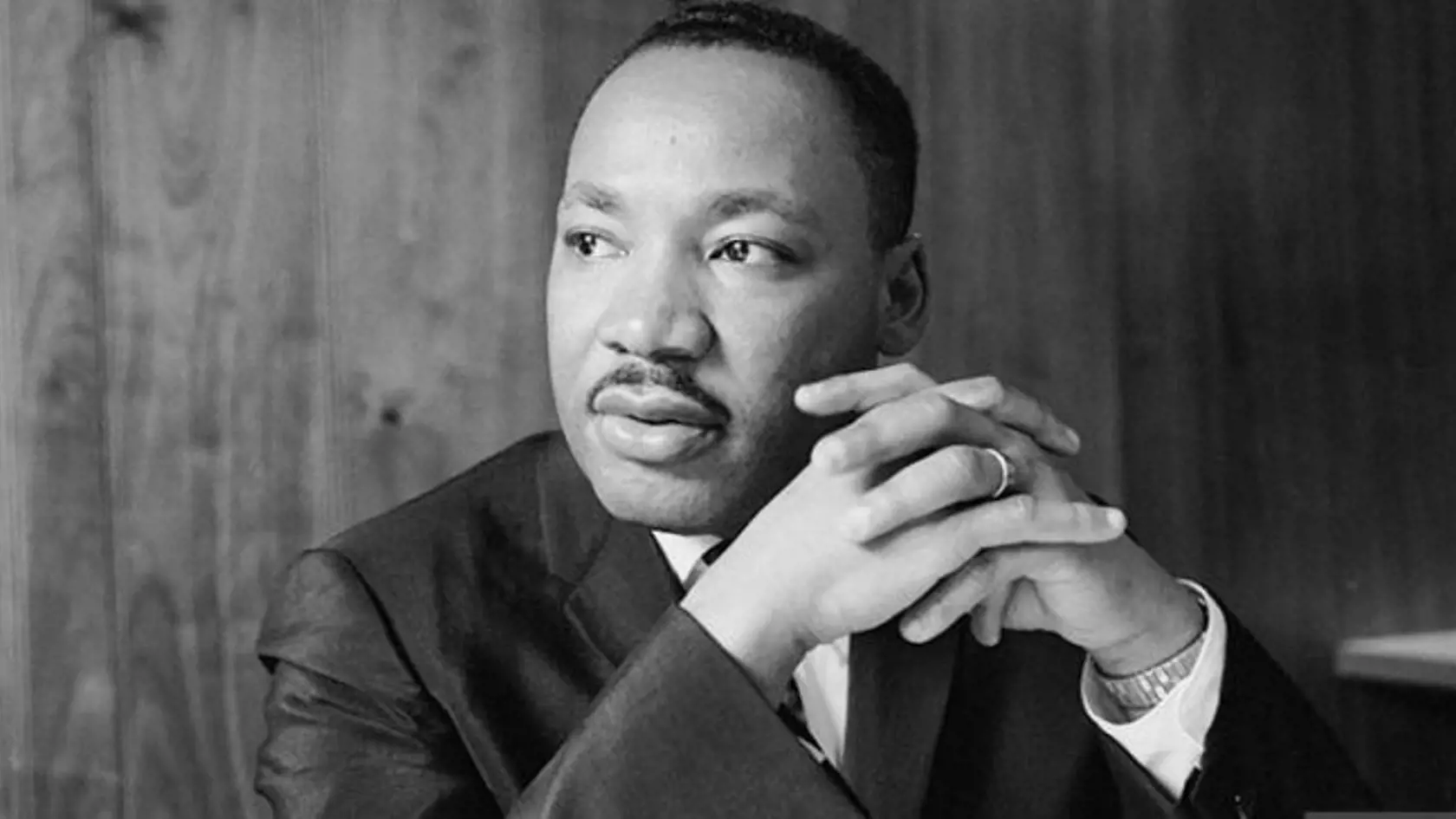 Dr. Martin Luther King, Jr (1929 – 1968), americký baptistický kazateľ, bojovník za občianske práva a nositeľ Nobelovej ceny za mier. Je považovaný za jedného z najvýznamnejších vodcov americkej histórie. King organizoval a viedol protestné pochody čiernych obyvateľov za právo voliť, právo na prácu, za ukončenie rasovej segregácie a ďalšie základné občianske práva. Väčšina z nich bola úspešne zakomponovaná do právneho poriadku Spojených štátov, prijatím zákona o občianskych právach a zákona o volebnom práve. King bol v roku 1968 zavraždený najatým vrahom, ktorý bol následne zadržaný a odsúdený na doživotné väzenie.