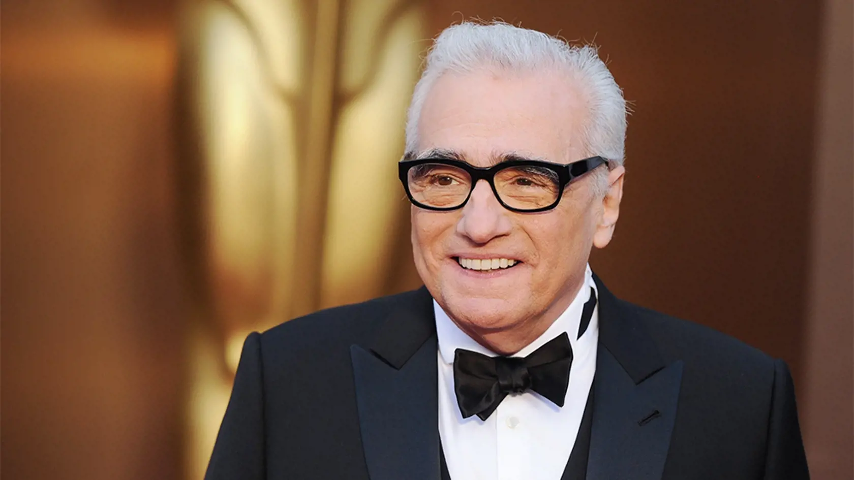 Martin Scorsese je významný americký filmový režisér, scenárista, producent a herec. Pochádza z rodiny talianskeho prisťahovalca. Detstvo prežil v newyorskej štvrti Little Italy. Po skončení základnej školy rok študoval v kňazskom seminári. V roku 1966 absolvoval filmovú fakultu Newyorskej univerzity, kde potom pôsobil ako pedagóg. Svoj prvý celovečerný film natočil v roku 1968. Medzi jeho najobsadzovanejších hercov patrí Robert De Niro, s ktorým spolupracoval na mnohých filmoch.