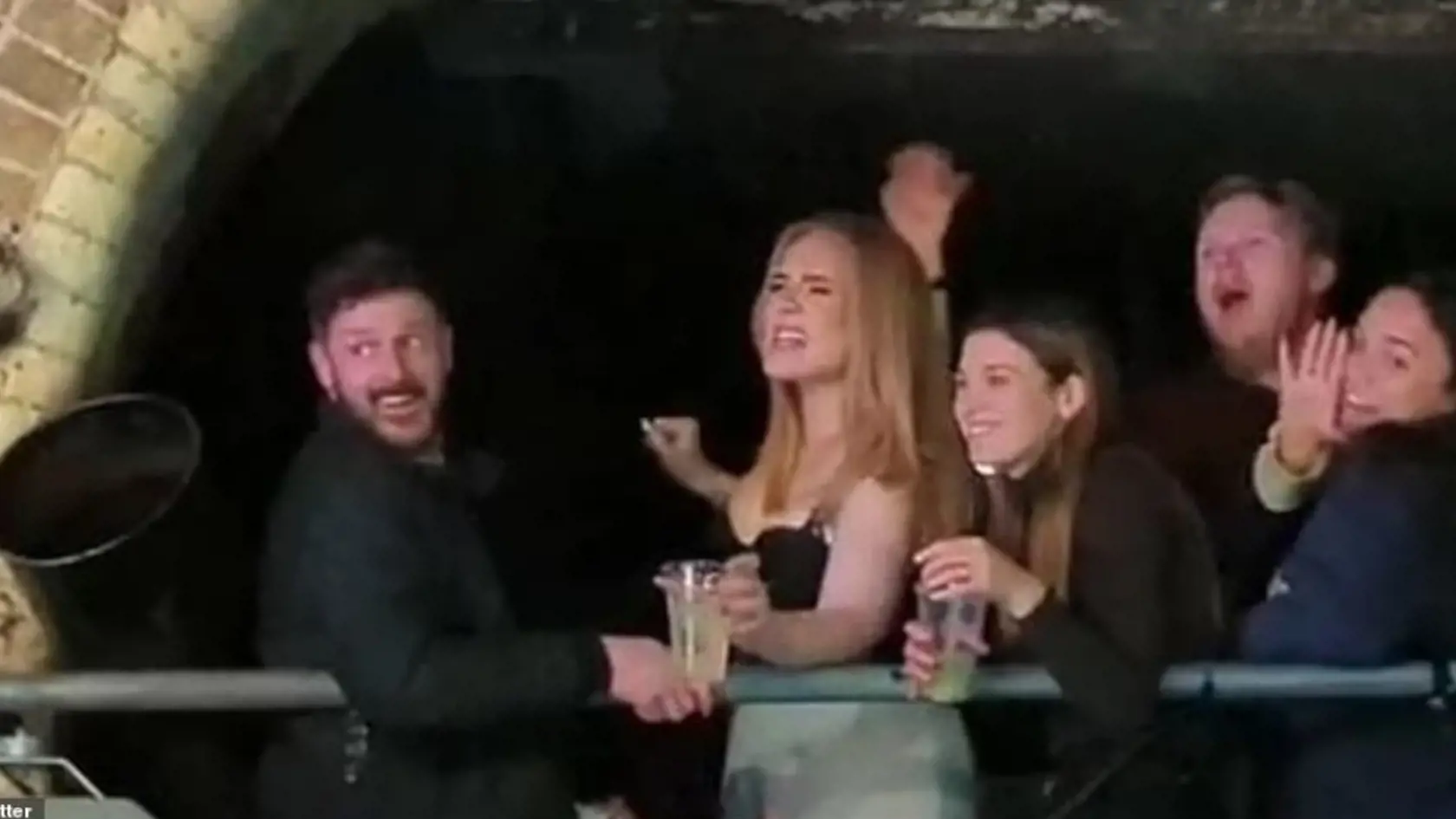 Adele si spočiatku tancovala len vo svojom VIP boxe, avšak bez saka, iba v podprsenke a s pohárikom v ruke.