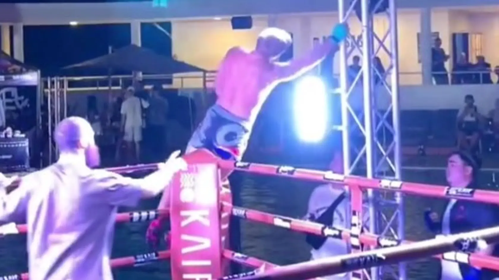 Ruský boxer Ivan Paršikov bol po zápase zasiahnutý elektrickým prúdom.
