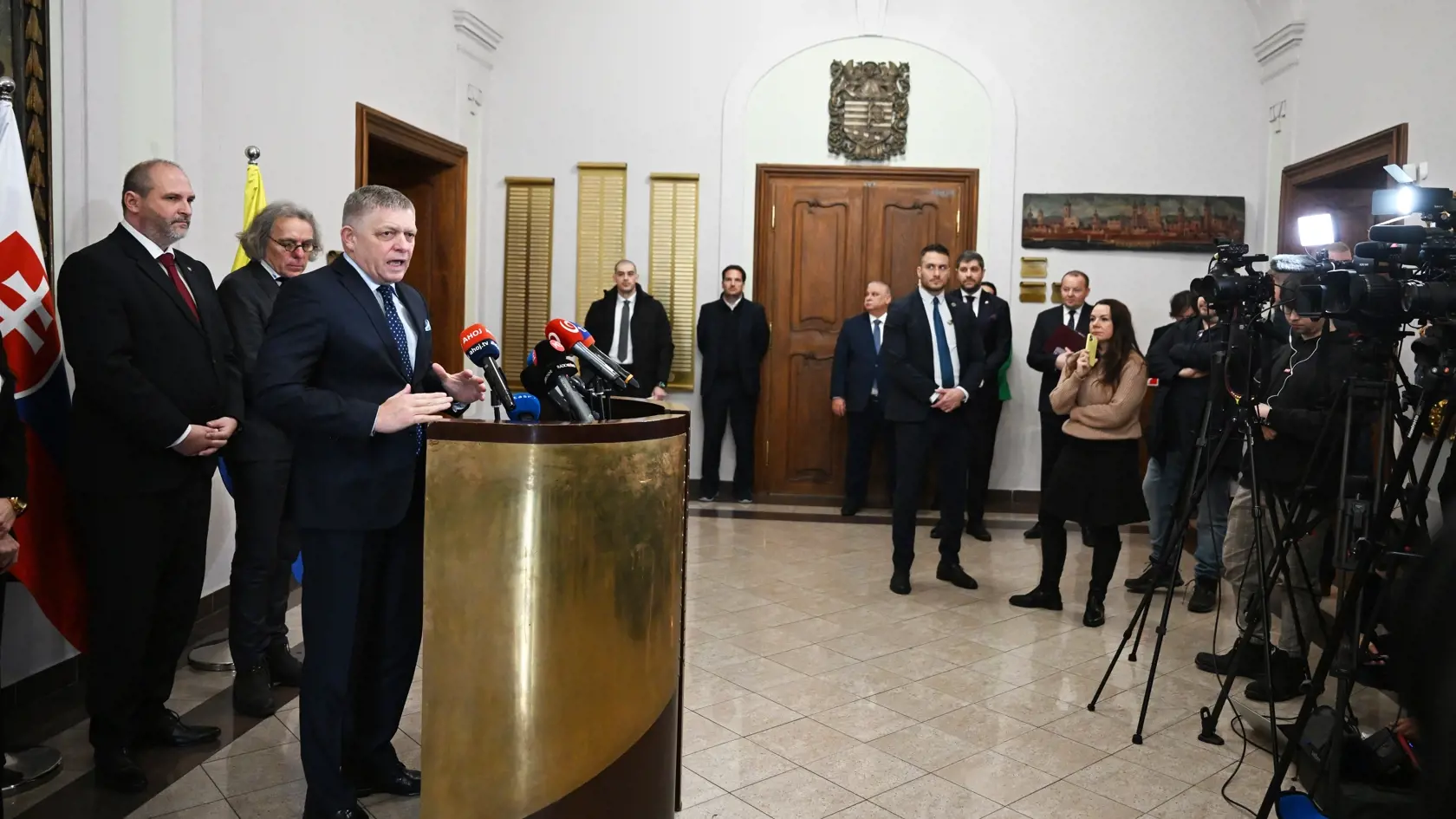 Na snímke zľava primátor Košíc Jaroslav Polaček, hlavný architekt mesta Košice Petr Kropp a predseda vlády SR Robert Fico (Smer-SD) počas tlačovej konferencie o záveroch rokovania pracovného stretnutia na tému program štátom podporovaného nájomného bývania za účasti zástupcov Ministerstva dopravy SR, Agentúry štátom podporovaného nájomného bývania, mesta Košice, Košickej arcidiecézy a zástupcov investora v Košiciach 16. januára 2025. FOTO TASR – František Iván