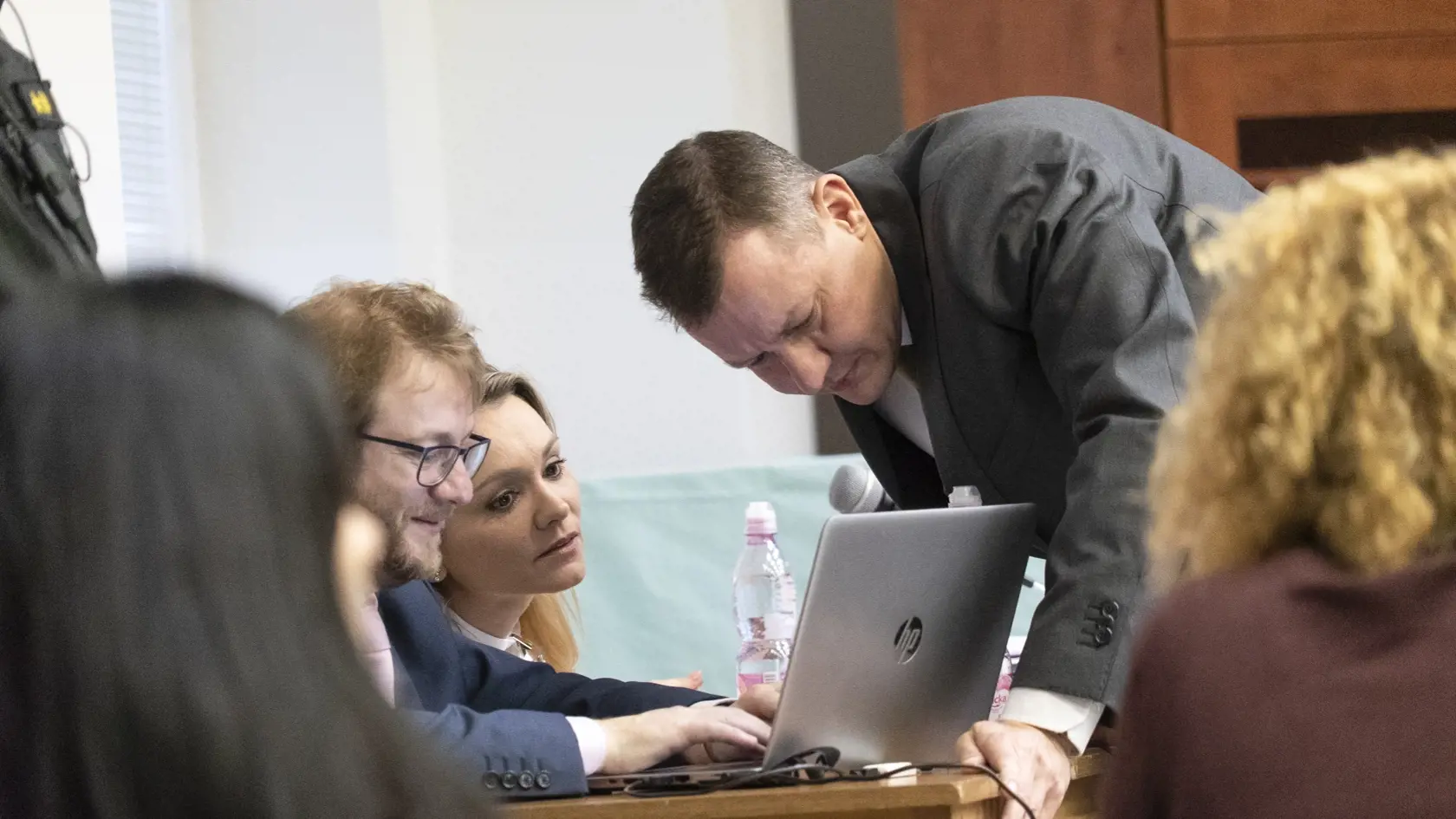 Trojica právnych zástupcov Markízy v kauze zmenky. Vľavo je Tomáš Kamenec, v strede Lucia Tandlich a nad nimi Daniel Lipšic.