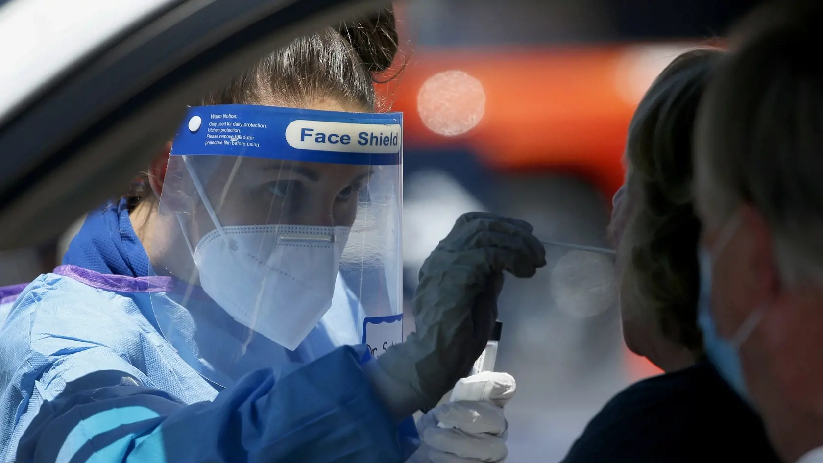 Denný počet testov závisí od počtu vzoriek biologického materiálu doručených do laboratórií - štátnych aj súkromných, a tiež od indikácií lekármi, infektologickými pracoviskami či úradmi verejného zdravotníctva. Medzi testovanými sú aj ľudia vracajúci sa zo zahraničia a otestovať sa môže dať hocikto ako samoplatiteľ.