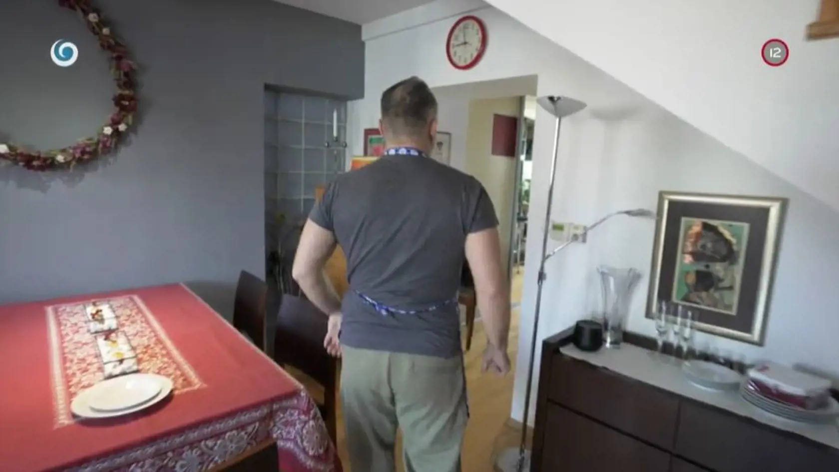 Z obývačke sa ide do menšej pracovne, kde členovia rodiny odkladajú rôzne veci.