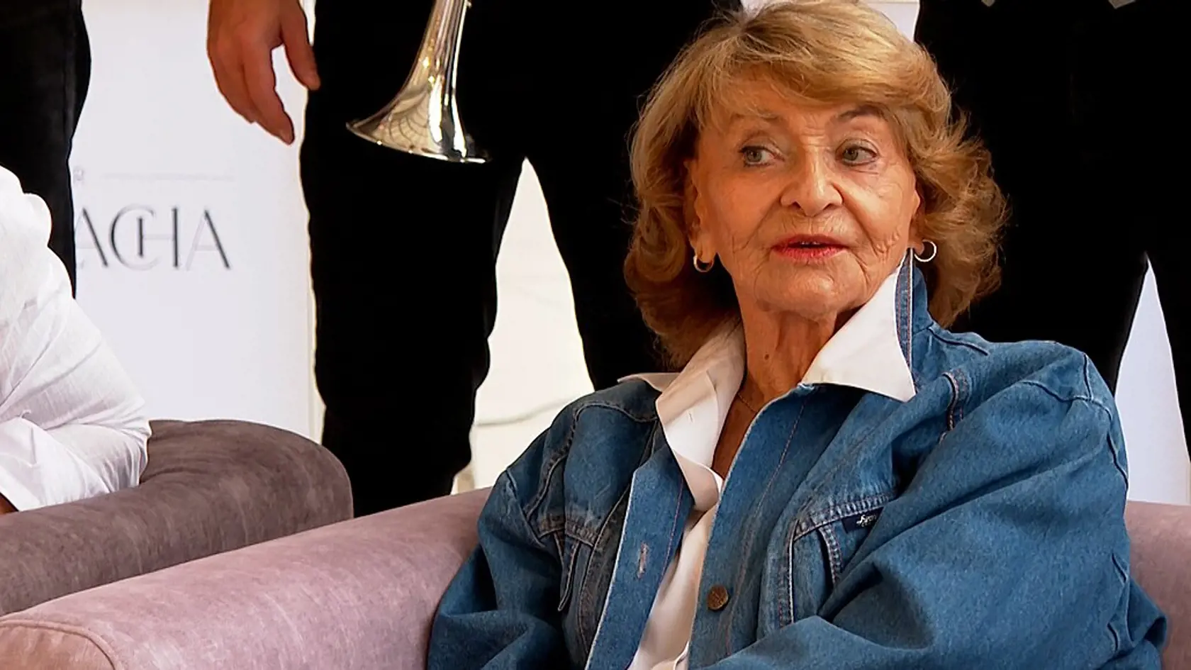 Legendárna československá speváčka Yvetta Simonová bude mať 95 rokov. Denne cvičí a chodí na prechádzky. Rozhodne to nie je babička, ktorá sedí v kresle pri televízii!